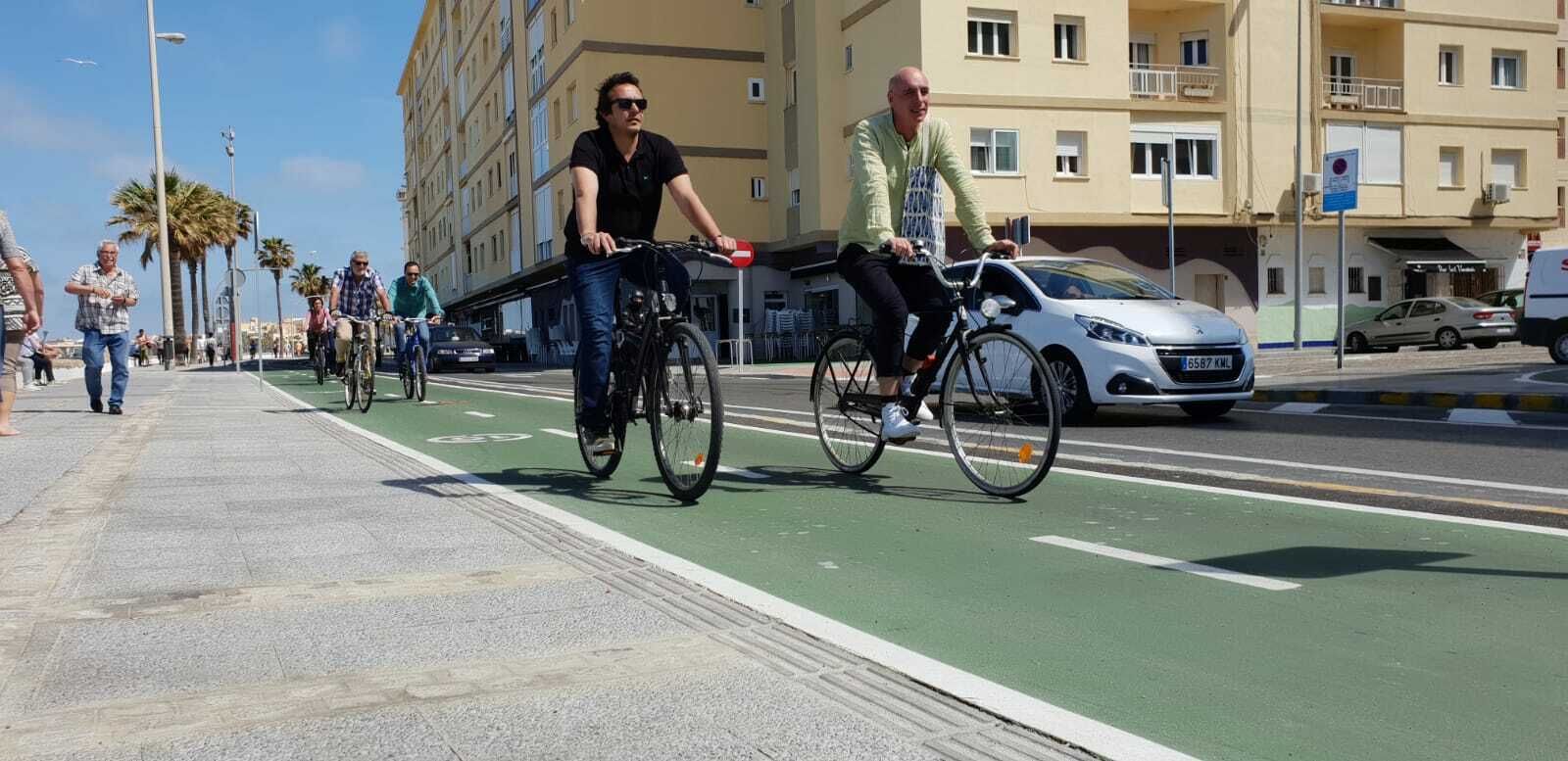 El alcalde, por el carril bici en el Paseo Marítimo