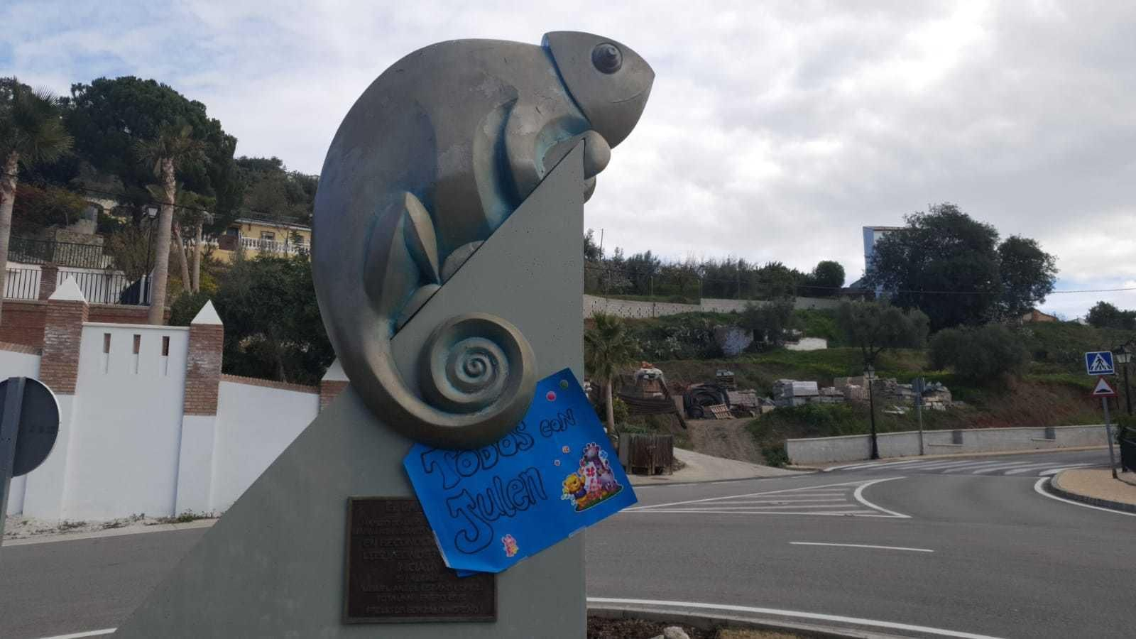 Pancarta de ánimo a Julen en el pueblo de Totalán, este jueves.