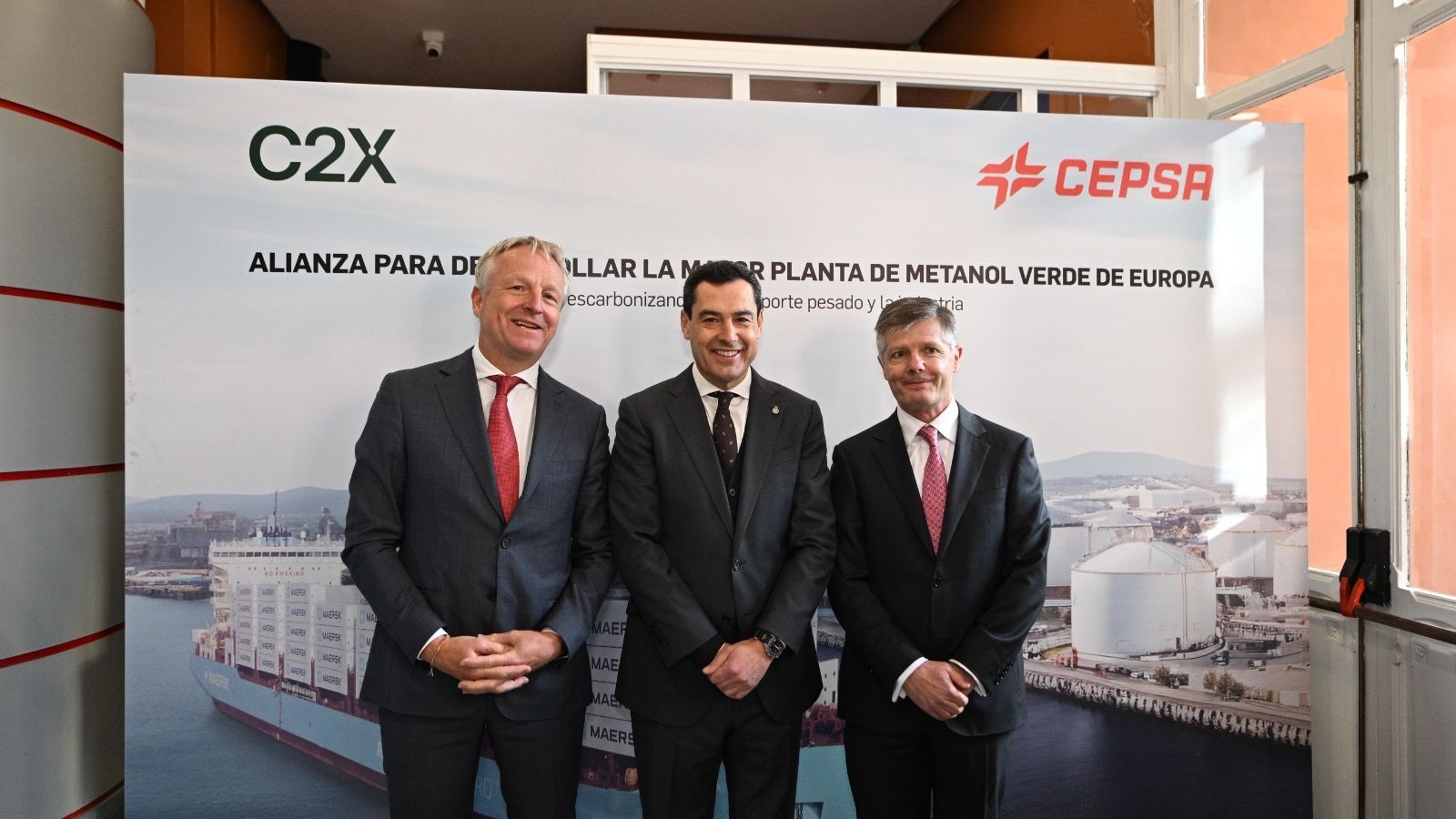 Maarten Wetselaar, CEO de Cepsa; Juanma Moreno, presidente de la Junta de Andalucía; y Brian Davis, CEO de C2X