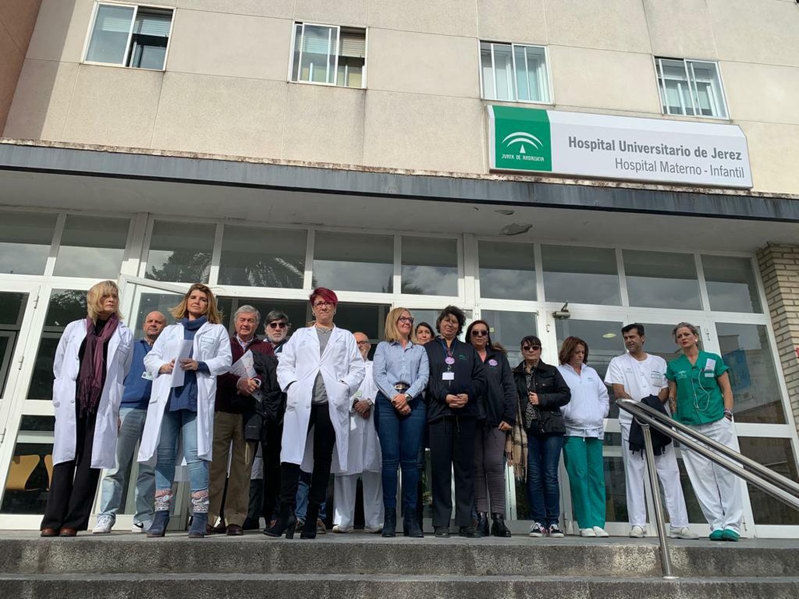 Trabajadores del hospital de Jerez durante su concentración por el Día Internacional para la Eliminación de la Violencia contra las Mujeres.