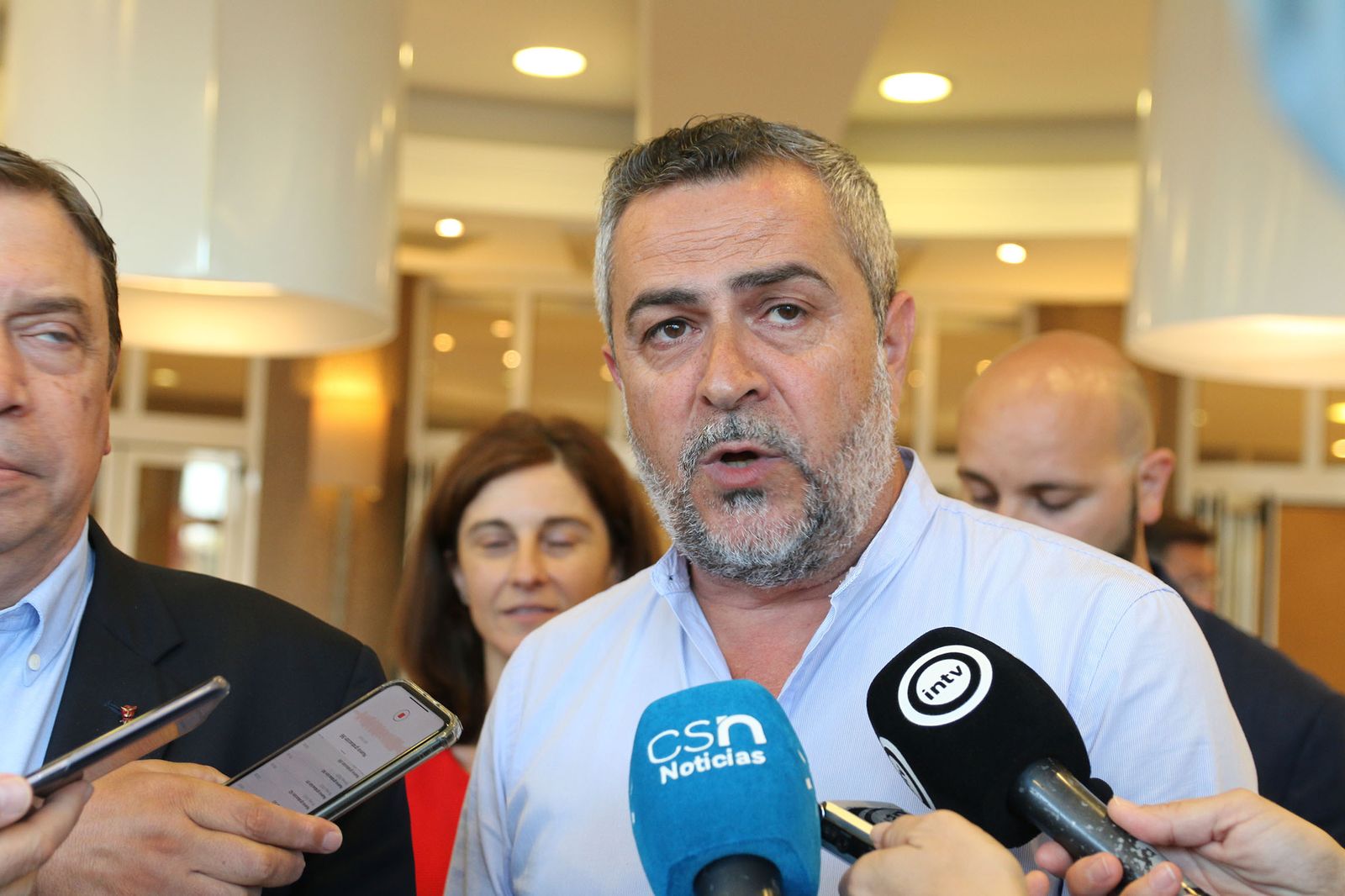 Fotogalería del ministro de Agricultura, Luis Planas, en un acto del PSOE de Almería