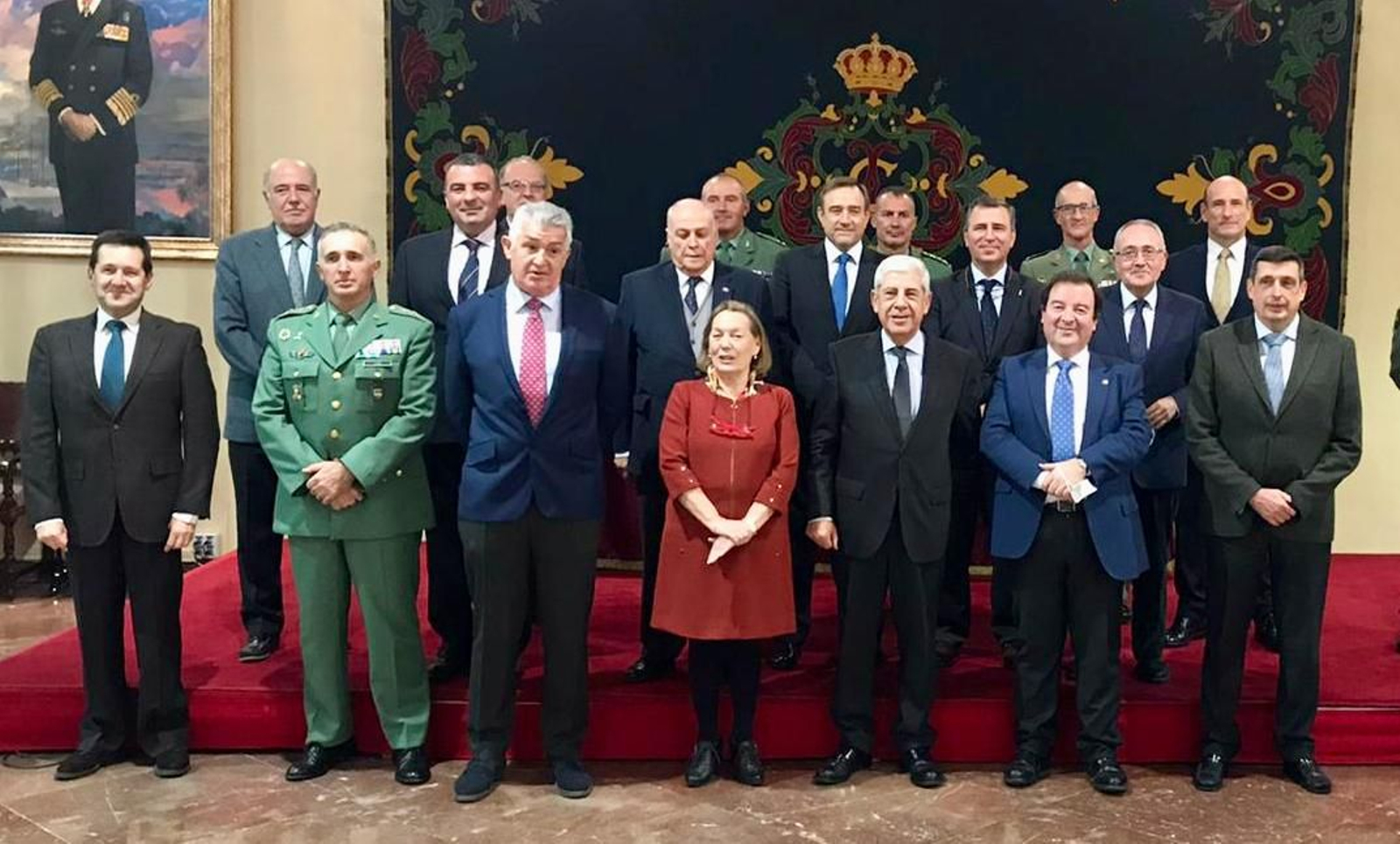 Begoña Rodríguez (centro), rodeada de los premiados y miembros del foro