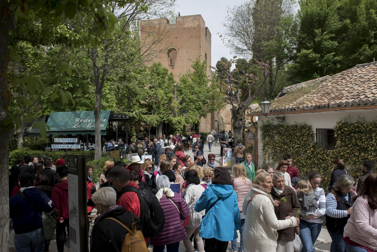 Paseo peatonal junto al restaurante La Mimbre, en los accesos a La Alhambra