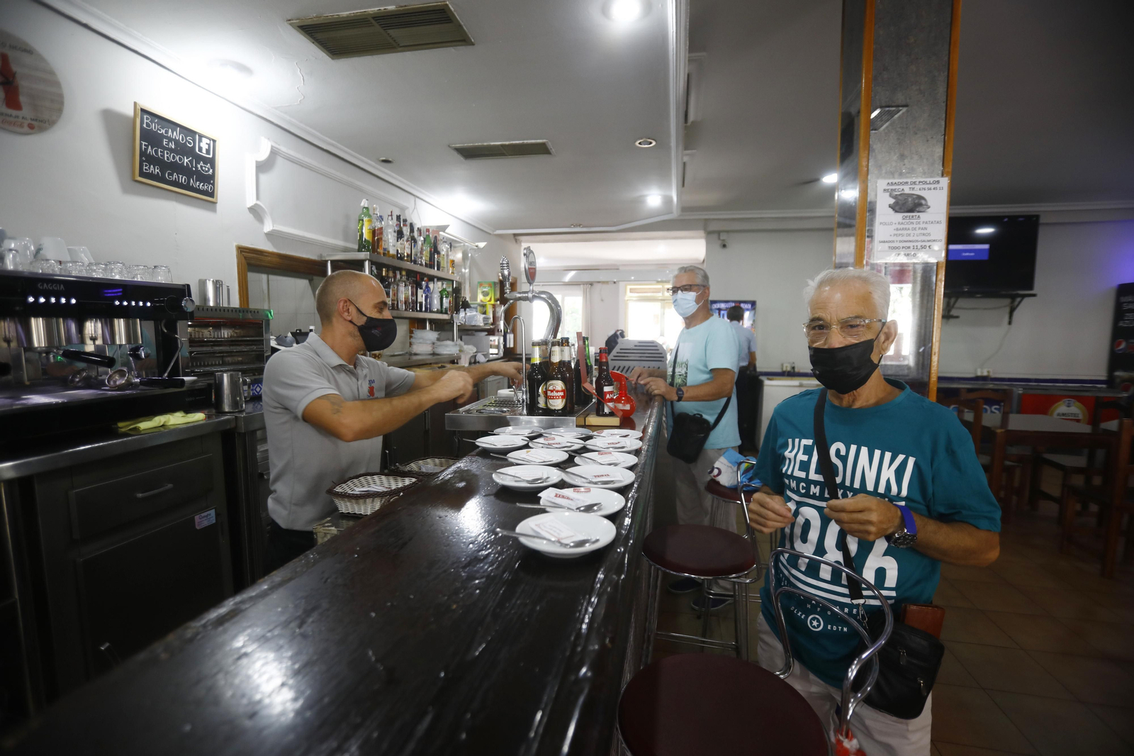 Jornada matinal en los comercios y negocios de la calle Motril