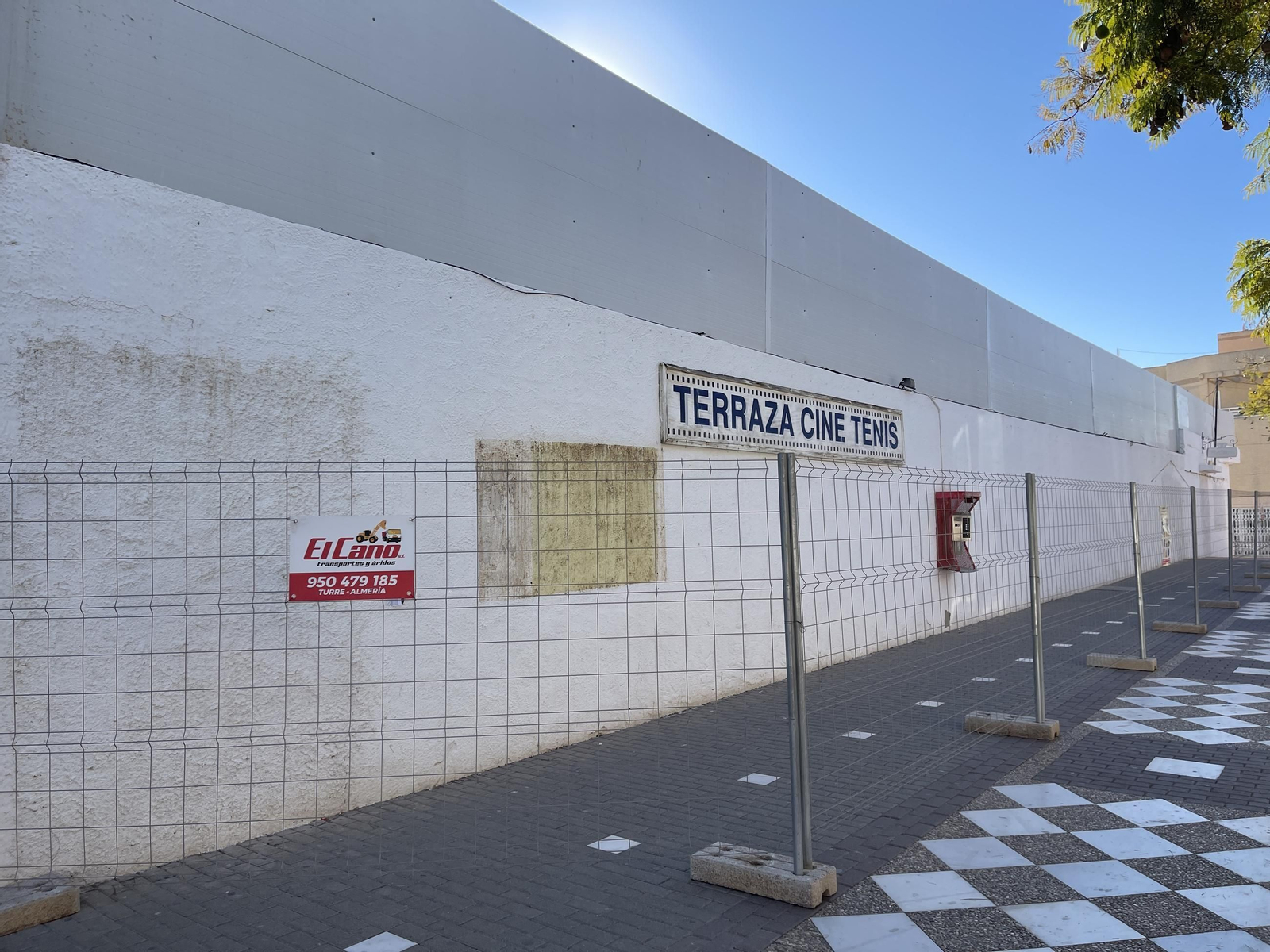 Las imágenes de la demolición del cine Tenis de Garrucha