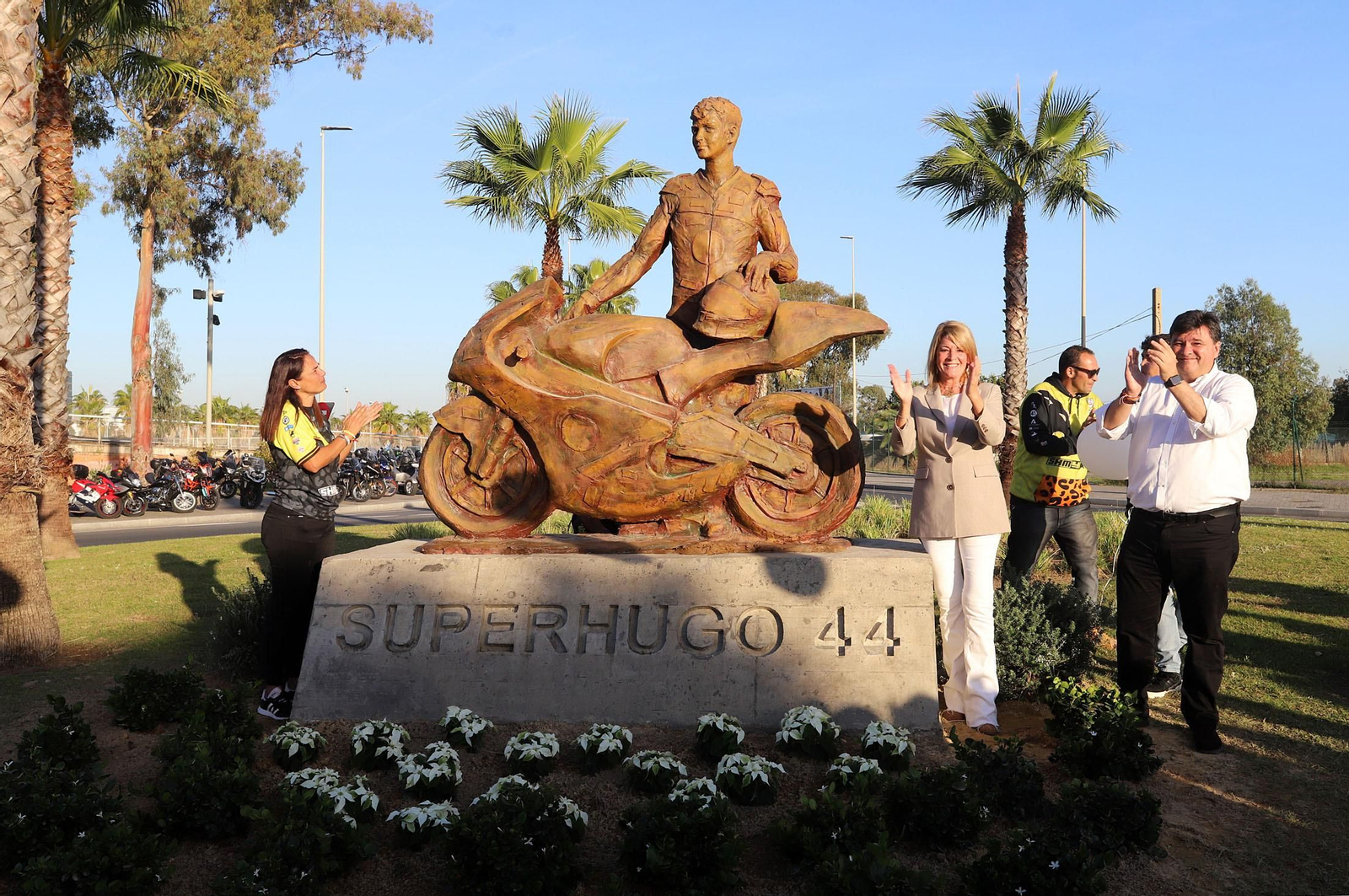 Imágenes del monumento a Súper Hugo en la rotonda frente al Nuevo Colombino