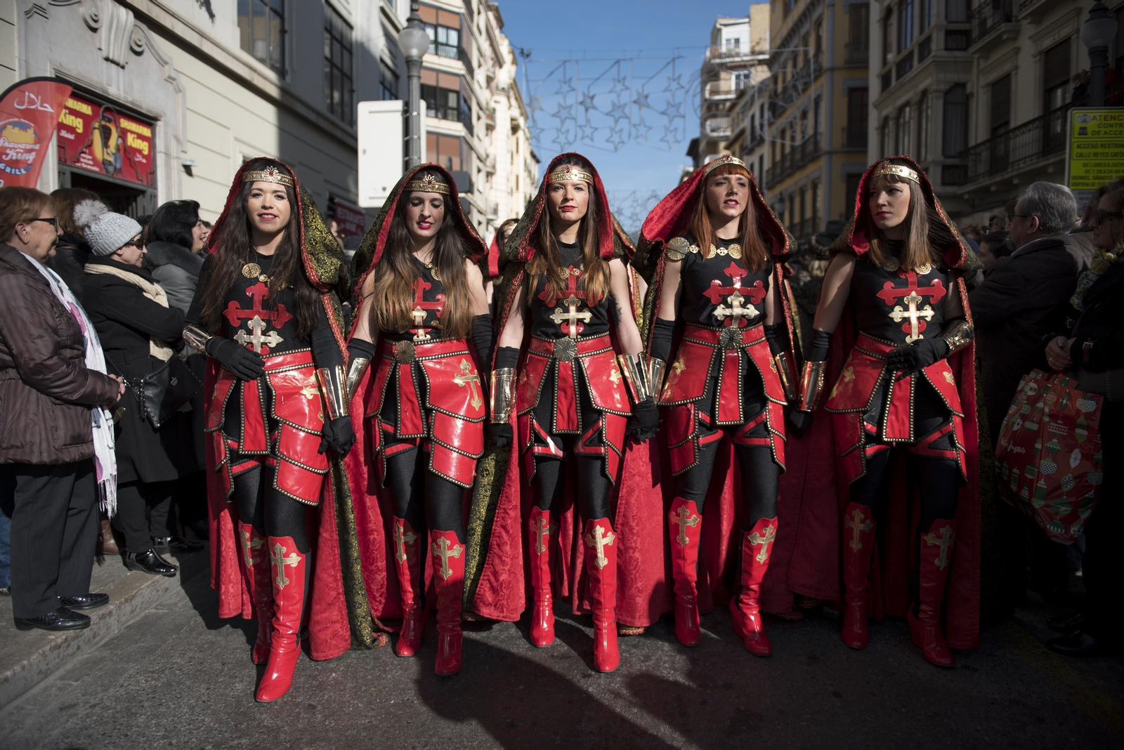 Desfile de moros y cristianos en la Gran Vía.