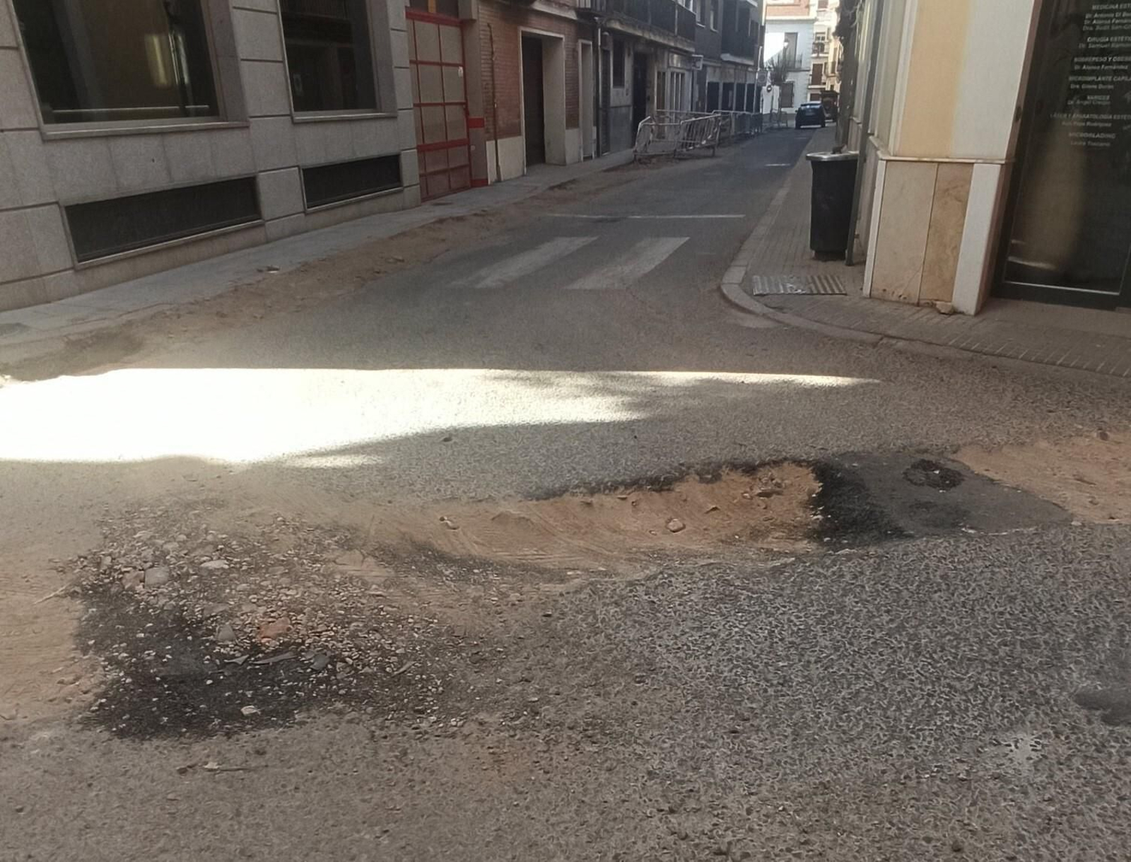 Socavón en la calle Eduardo Dato de Córdoba.