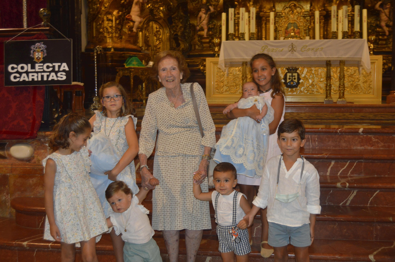 Ninfa Domínguez con su nieta Iciar y unos cuantos de sus bisnietos.