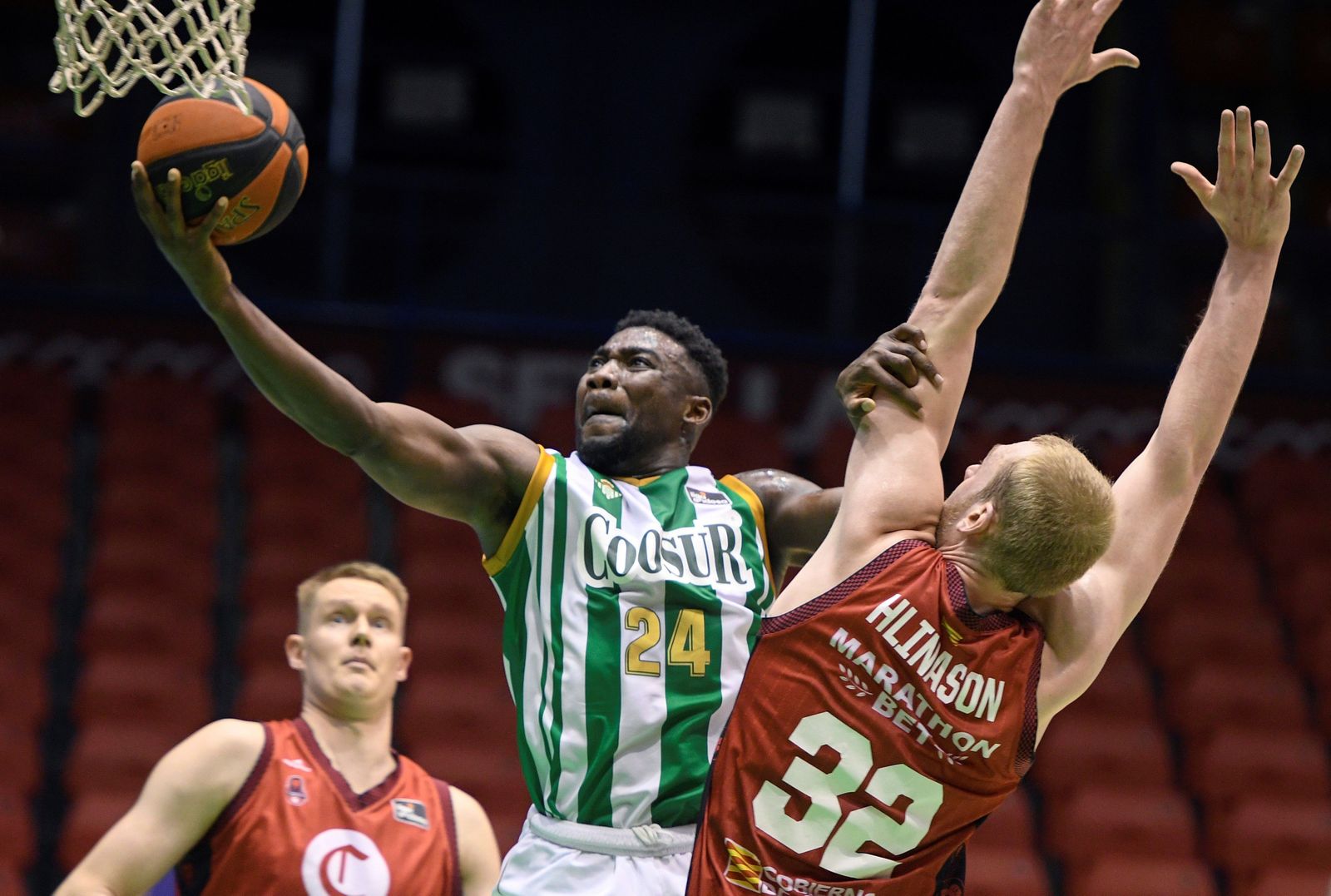 Ouattara trata de anotar ante Hlinason.