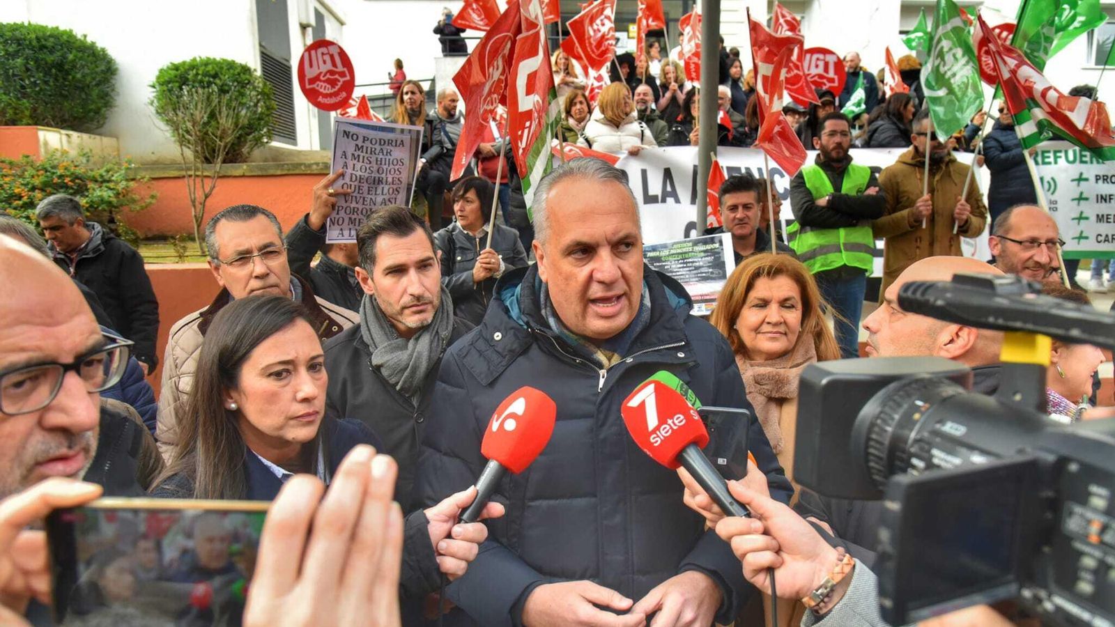 El presidente de la Diputación de Cádiz, Juan Carlos Ruiz Boix, y miembros del PSOE en Algeciras.