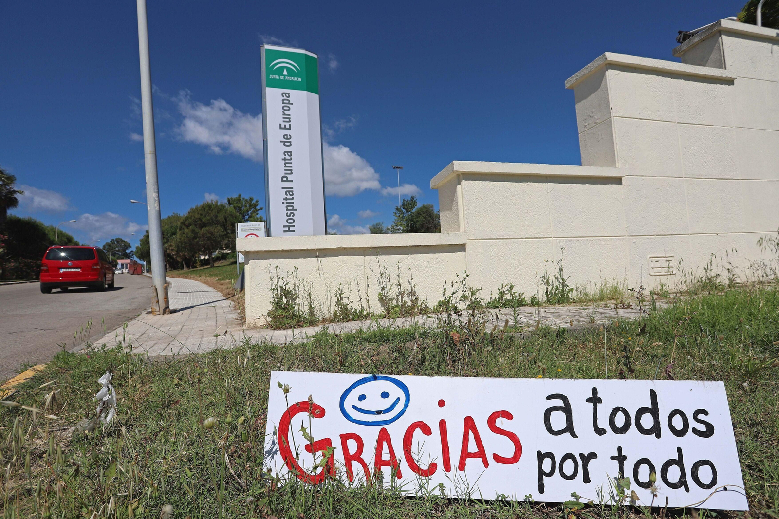 Un mensaje a la entrada del hospital Punta de Europa.
