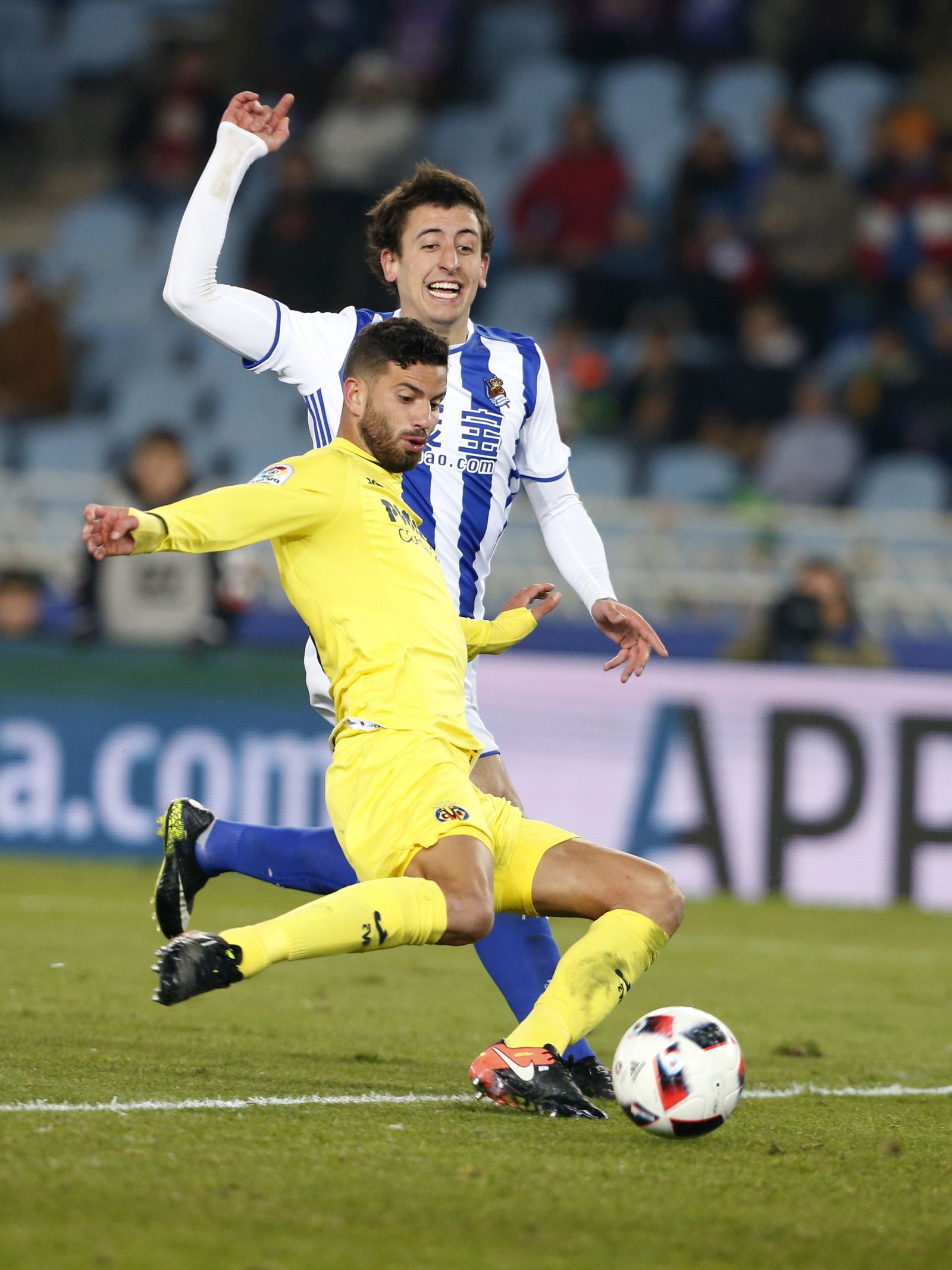 Musacchio golpea el balón ante el realista Oyarzabal.