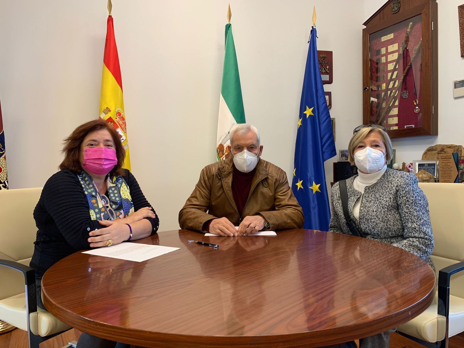 Acto de la firma del convenio de colaboración entre el Consistorio y Asodown.