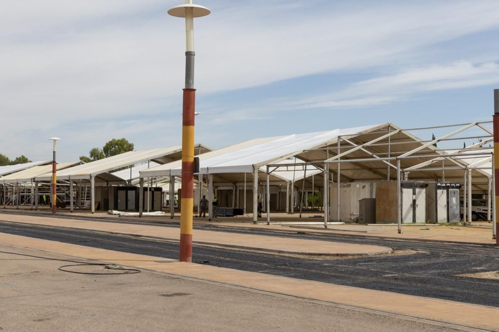 Montaje de casetas de la Feria de San Lucas, en imágenes