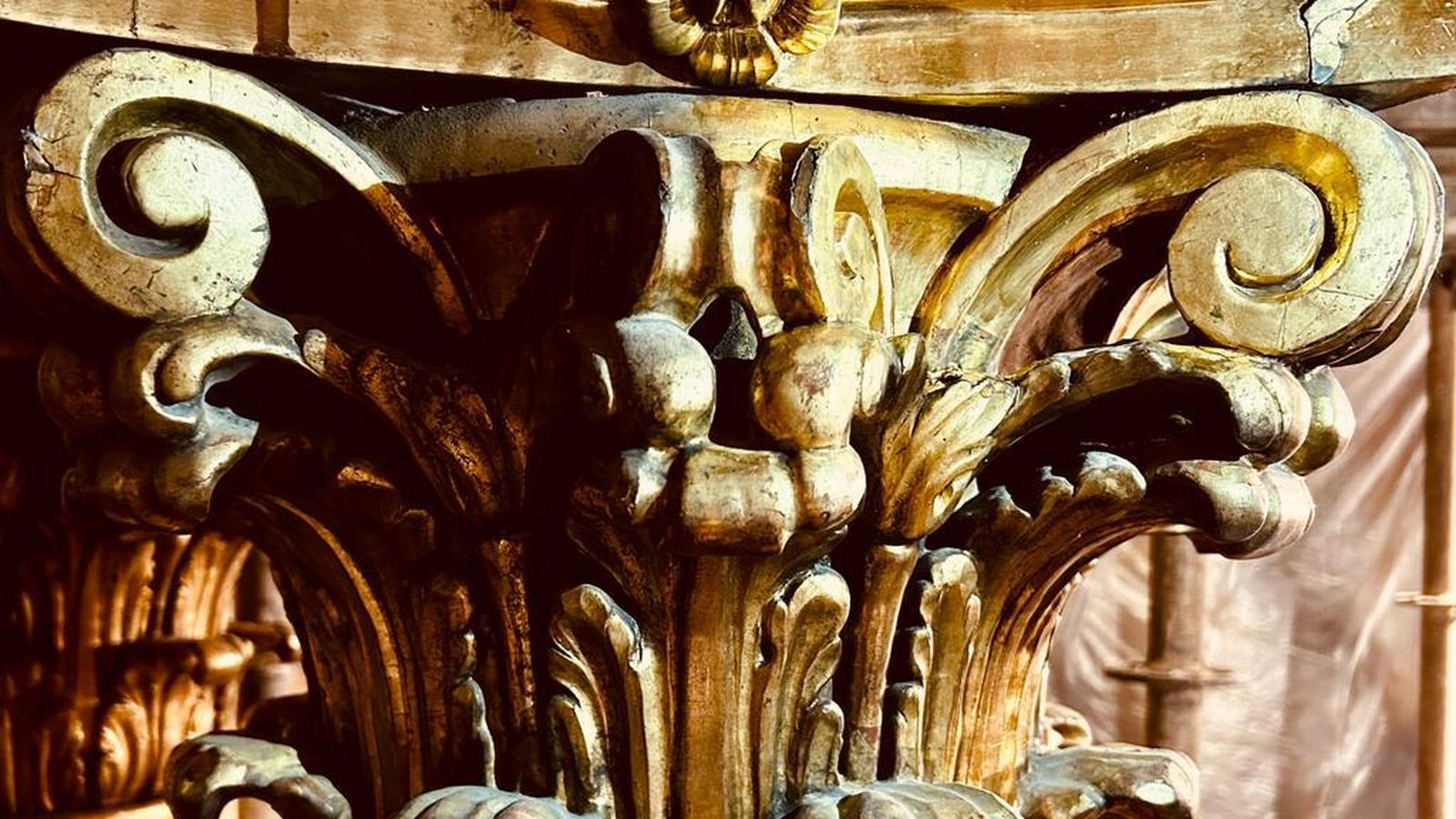 Detalle de un capital del retablo.