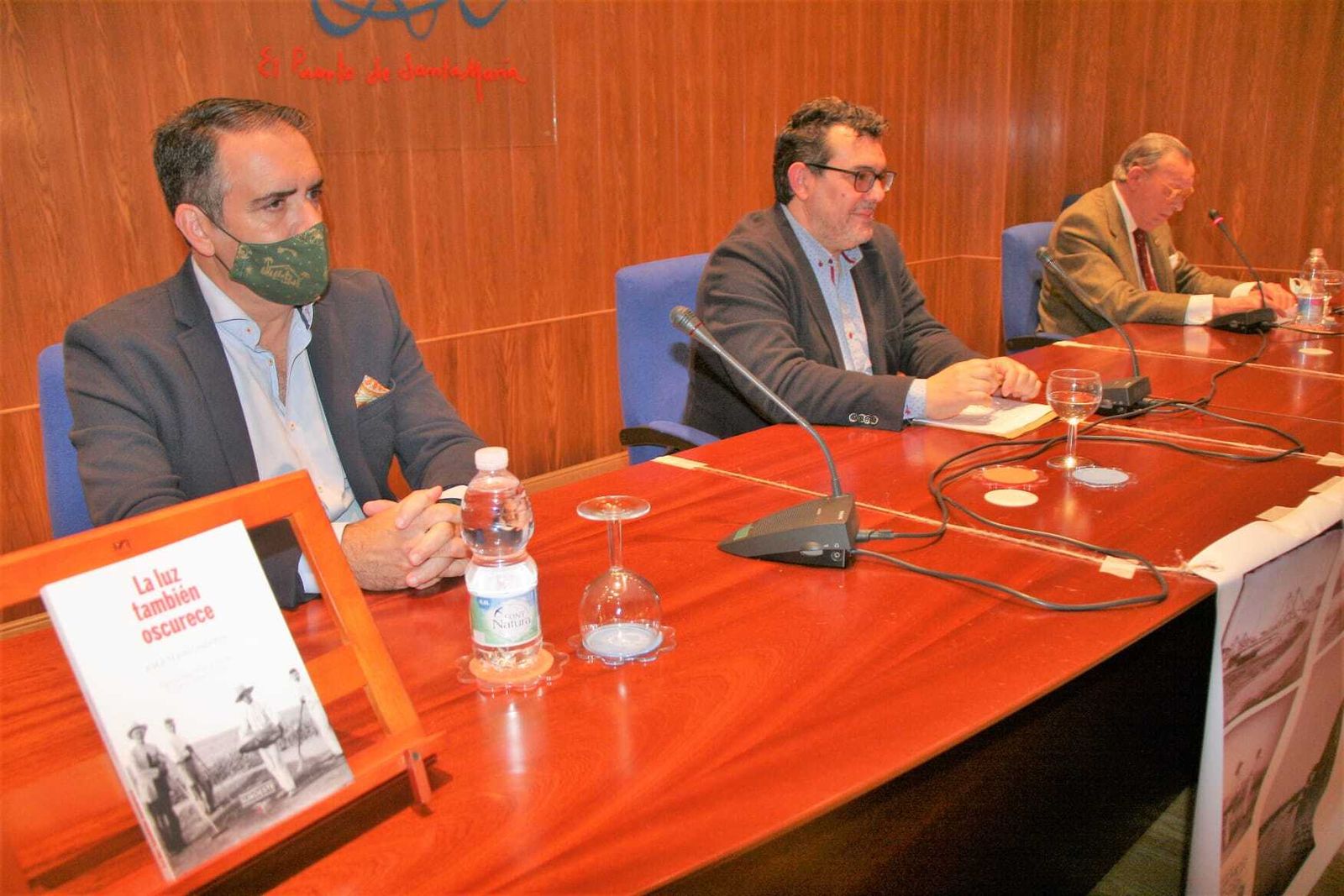 De izquierda a derecha: Rafael Navas, director de Diario de Jerez; el fotógrafo y autor del libro, José Antonio Tejero; y el abogado Luis Suárez.