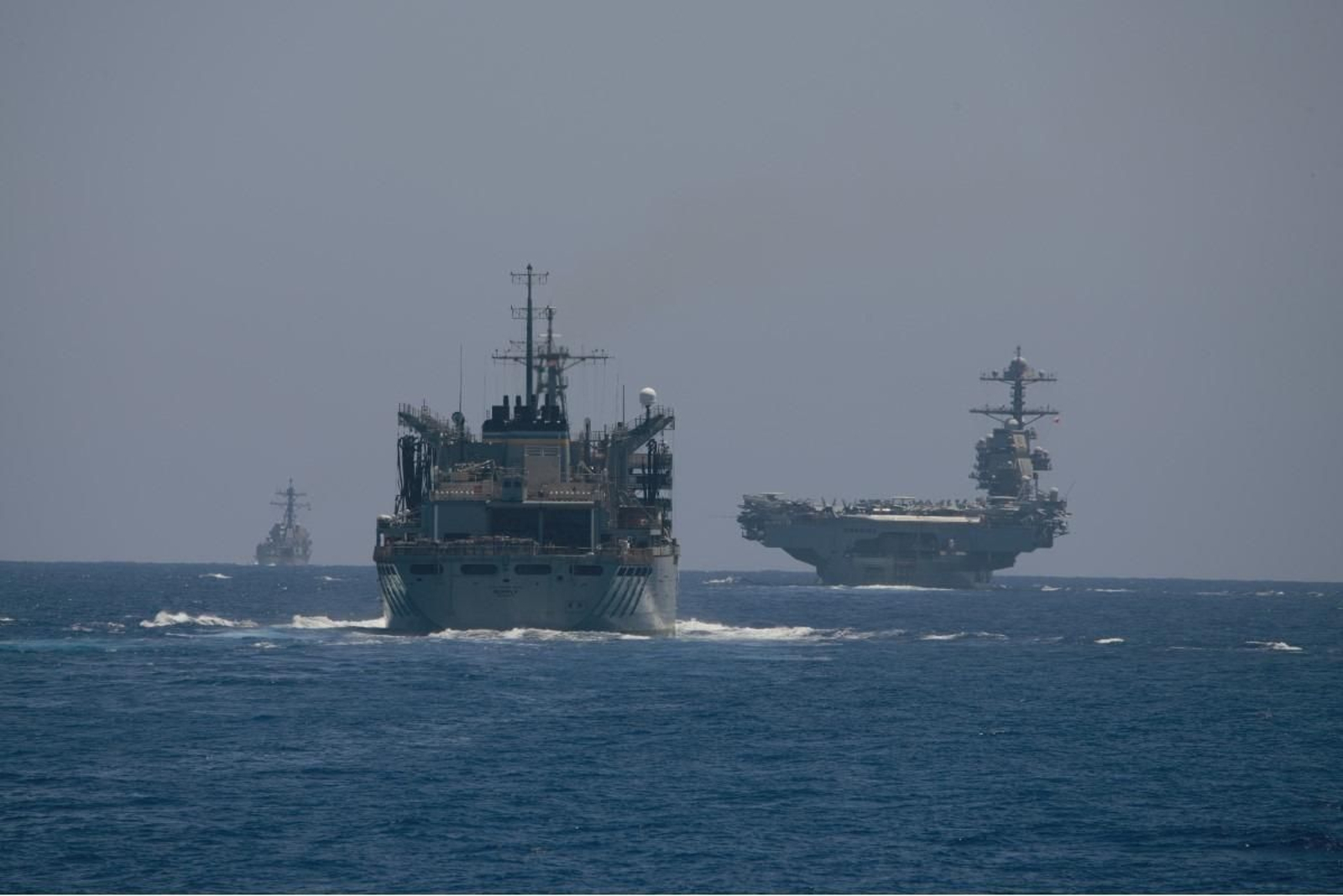Formación del USS ‘Gerald R. Ford’, USS ‘Supply’ y escoltas durante el cruce del estrecho de Gibraltar, en una imagen desde la fragata de la Armada.