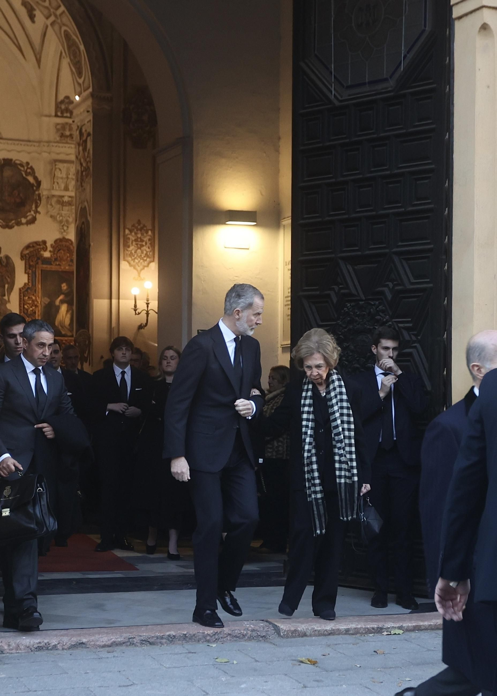 Las fotos del rey Felipe VI, la reina Sofía y las infantas Elena y Cristina en el funeral de Fernando de Borbón y Medina en Sevilla