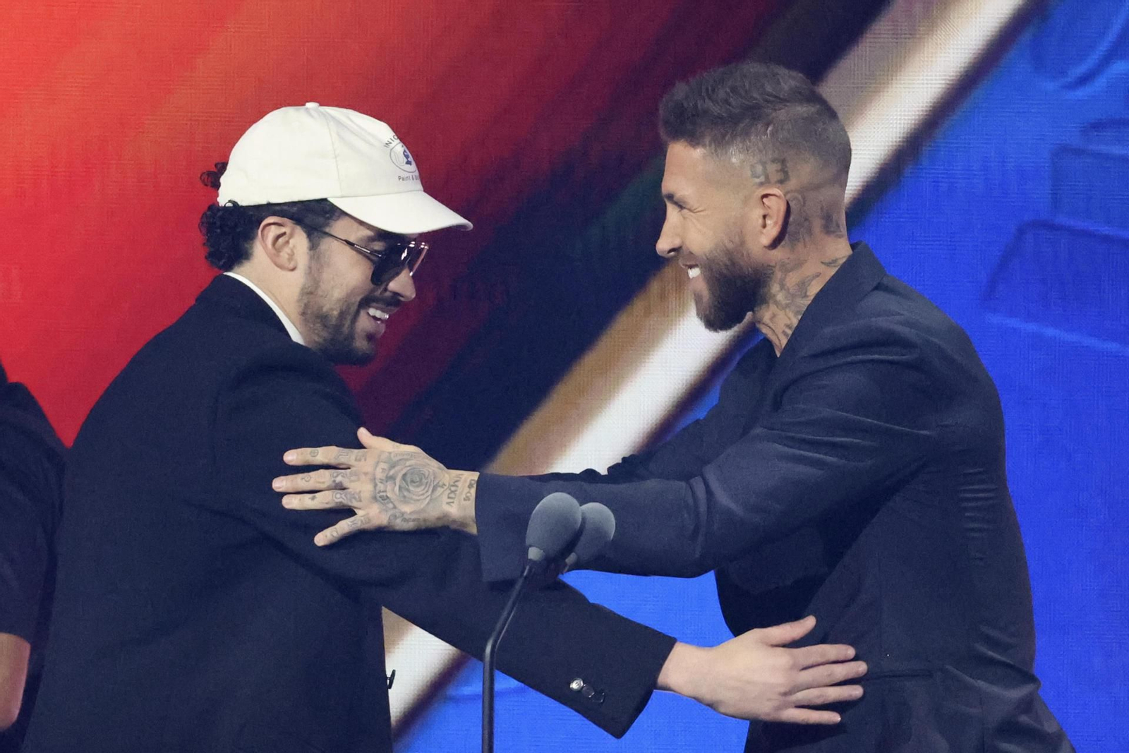 Bad Bunny recoge uno de sus cinco Latin Grammy de manos de Sergio Ramos.