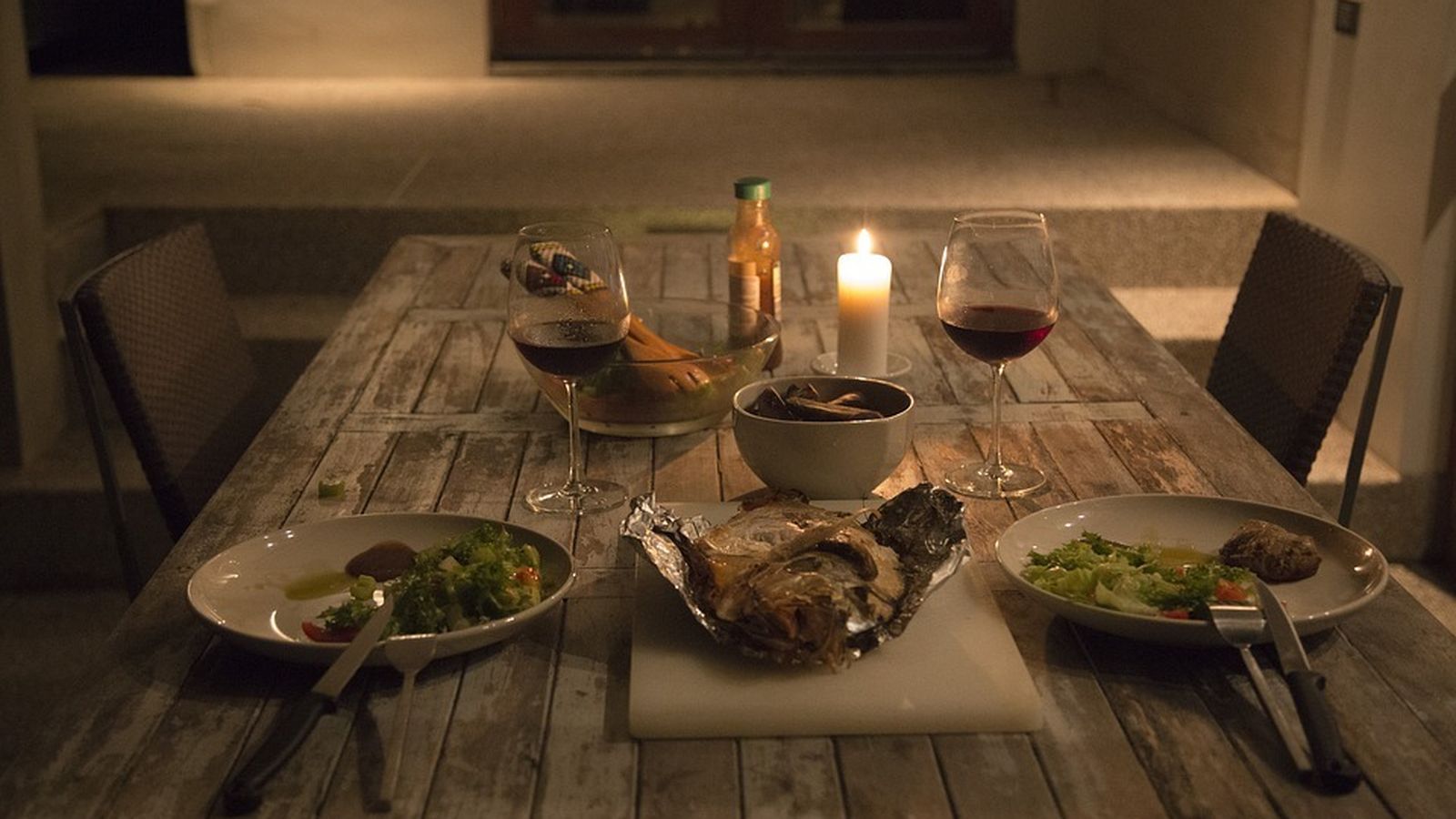 Prepara una cena gourmet para ti y tu pareja.