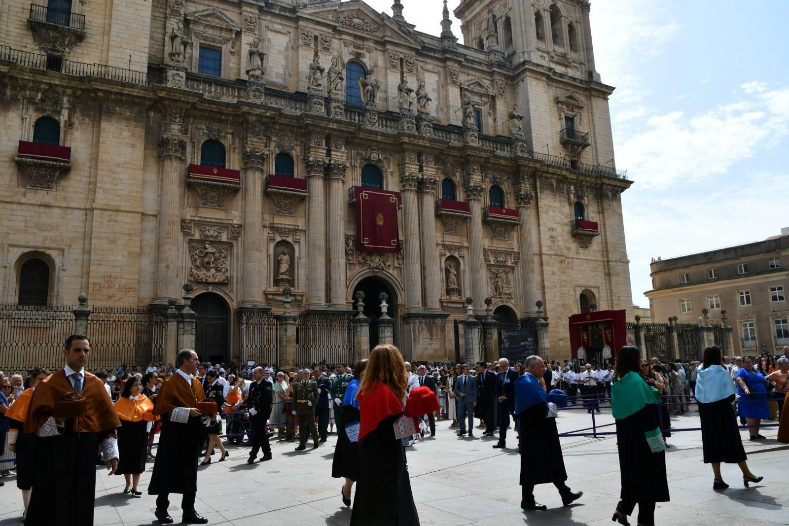 El Santísimo Sacramento llena de esperanza el corazón de los fieles jiennenses, en imágenes
