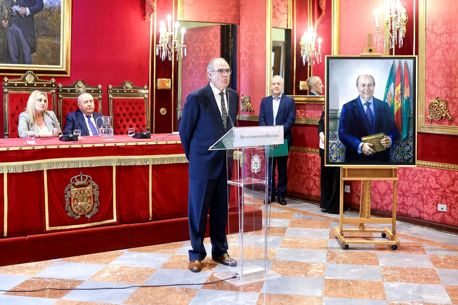 El retrato de Torres Hurtado ya luce en el Ayuntamiento de Granada: todas las imágenes