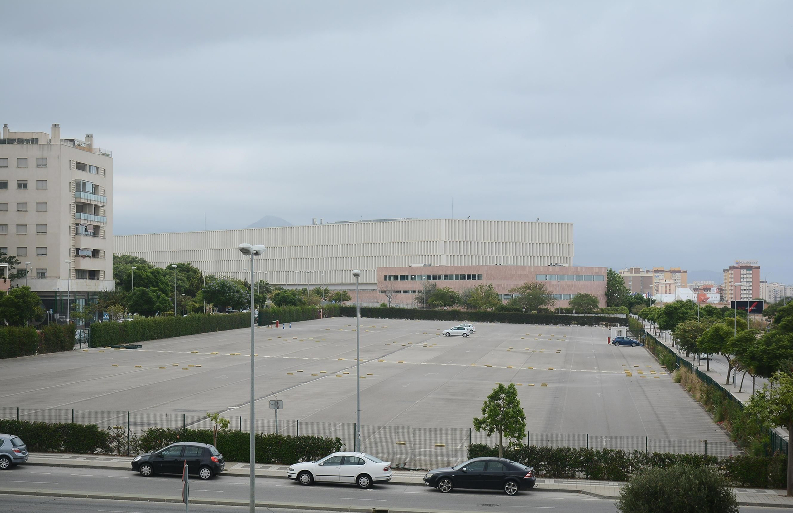 Vista general del aparcamiento situado frente a la Ciudad de la Justicia.
