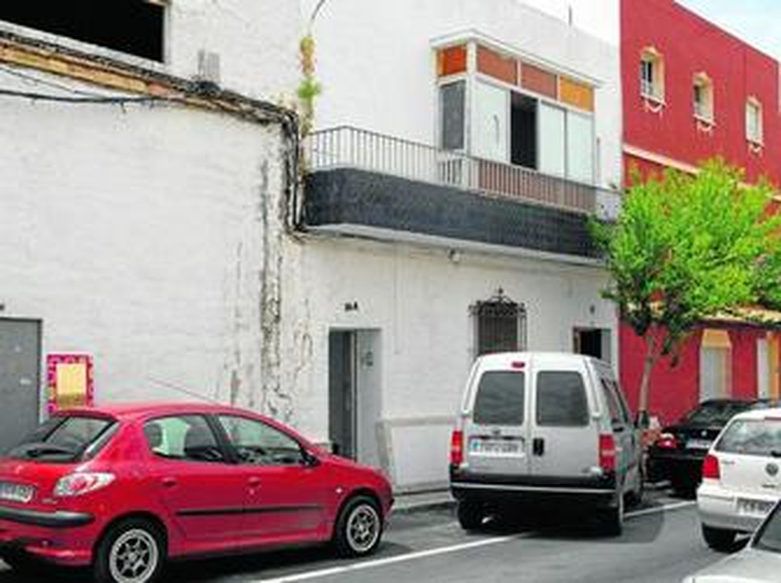En este primer piso de calle Palomar, en  la zona de La Banda, en Chiclana, estaba retenida la brasileña; partió los cristales, lo que alertó a los guardias.