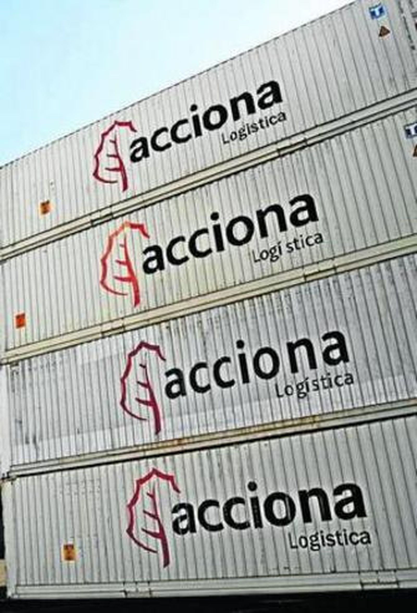 Varios contenedores de Acciona.