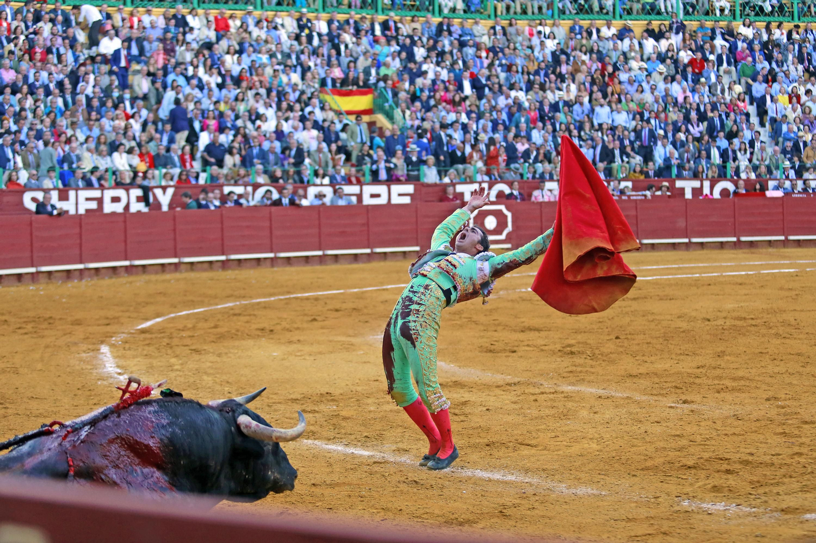 Imágenes de la faena de "El Fandi", Manzanares y Roca Rey en el coso jerezano