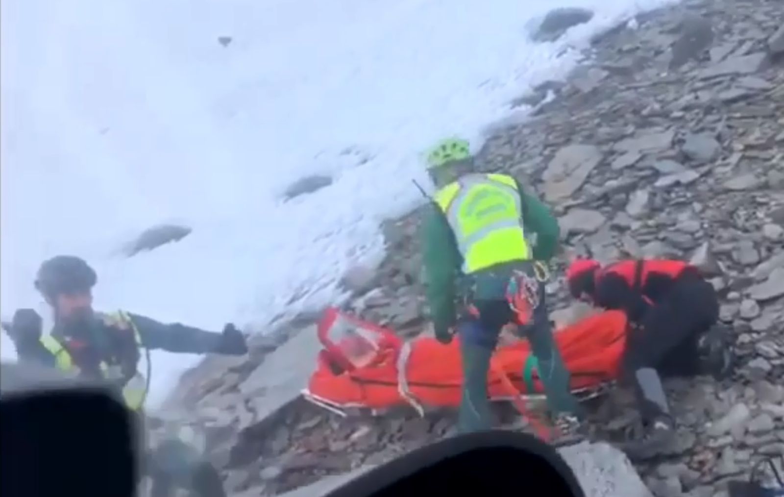 Un momento del rescate del montañero accidentado en Sierra Nevada.