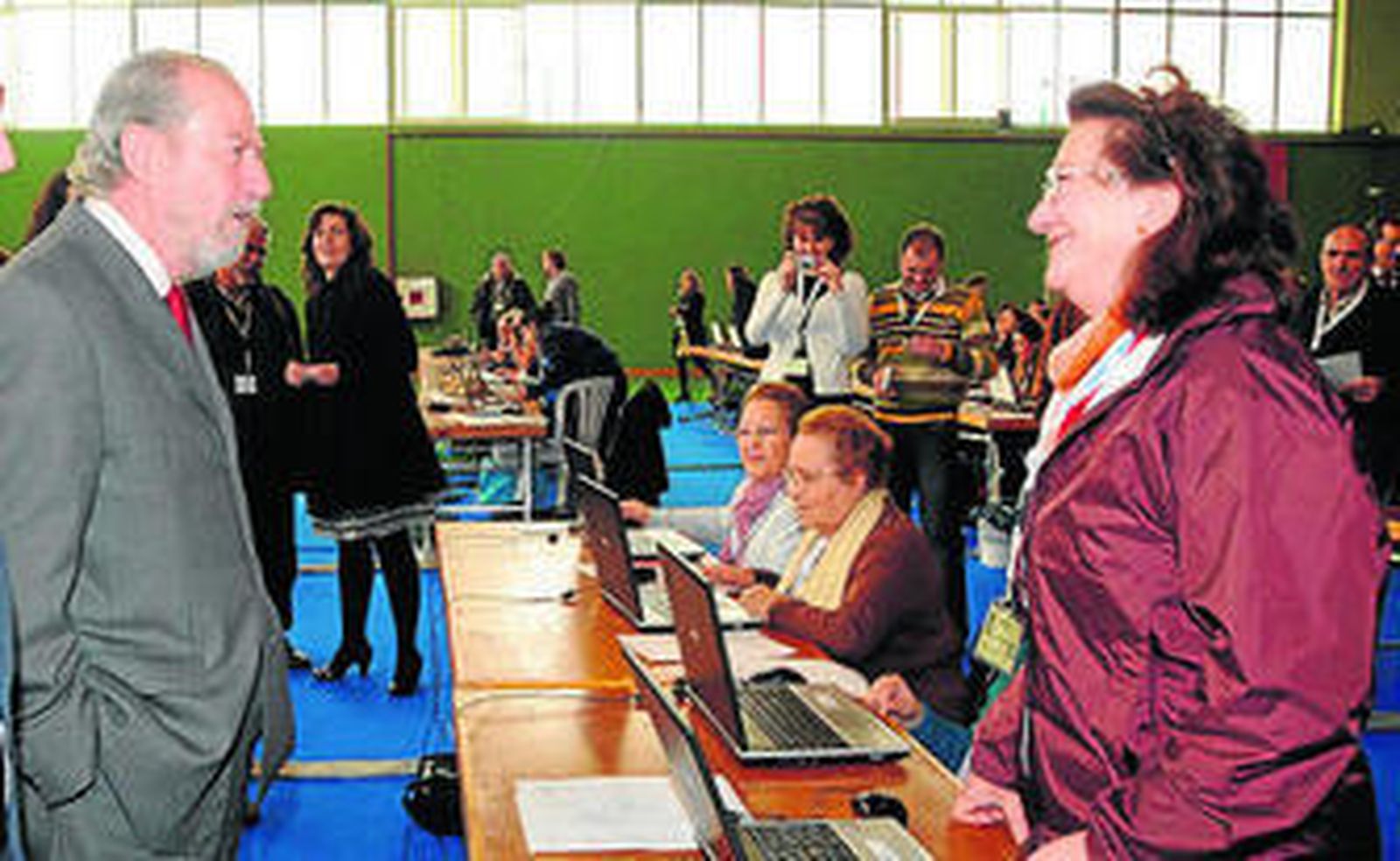 El presidente de la Diputación durante una visita a El Coronil.