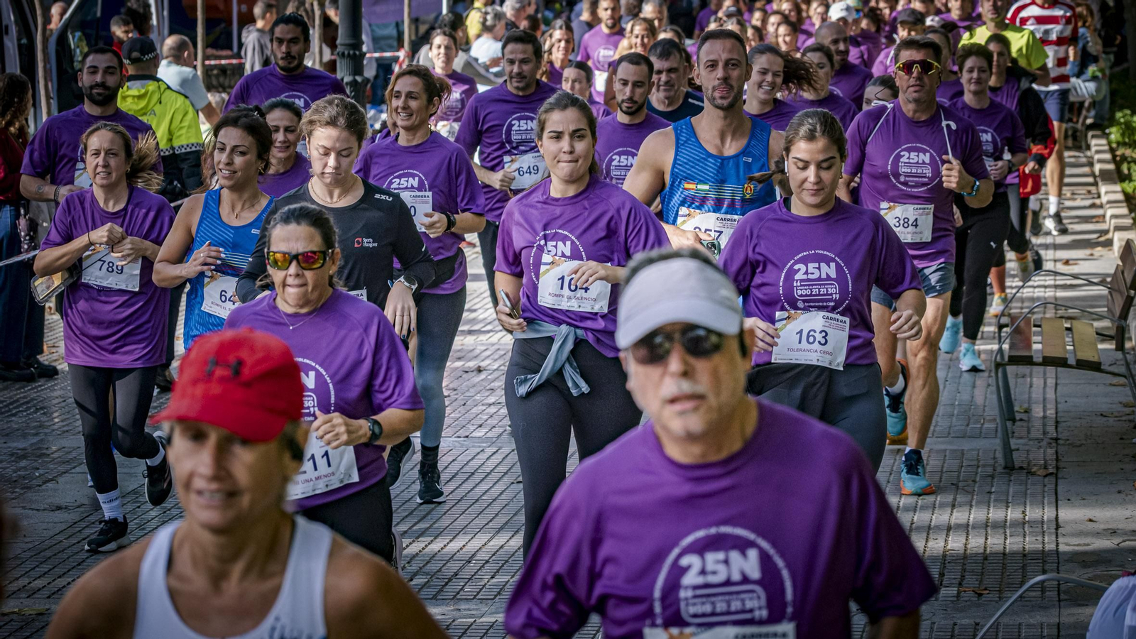 Búscate entre las imágenes de la III Carrera de Cádiz por la Eliminación de la Violencia contra las Mujeres