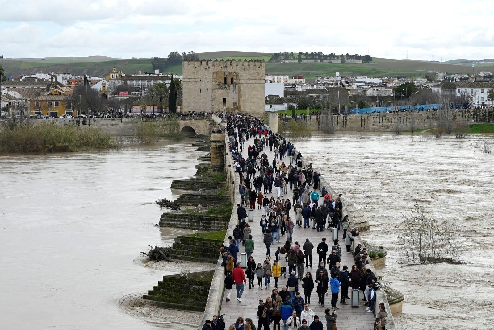 El Puente Romano, lleno de viandantes, este domingo.