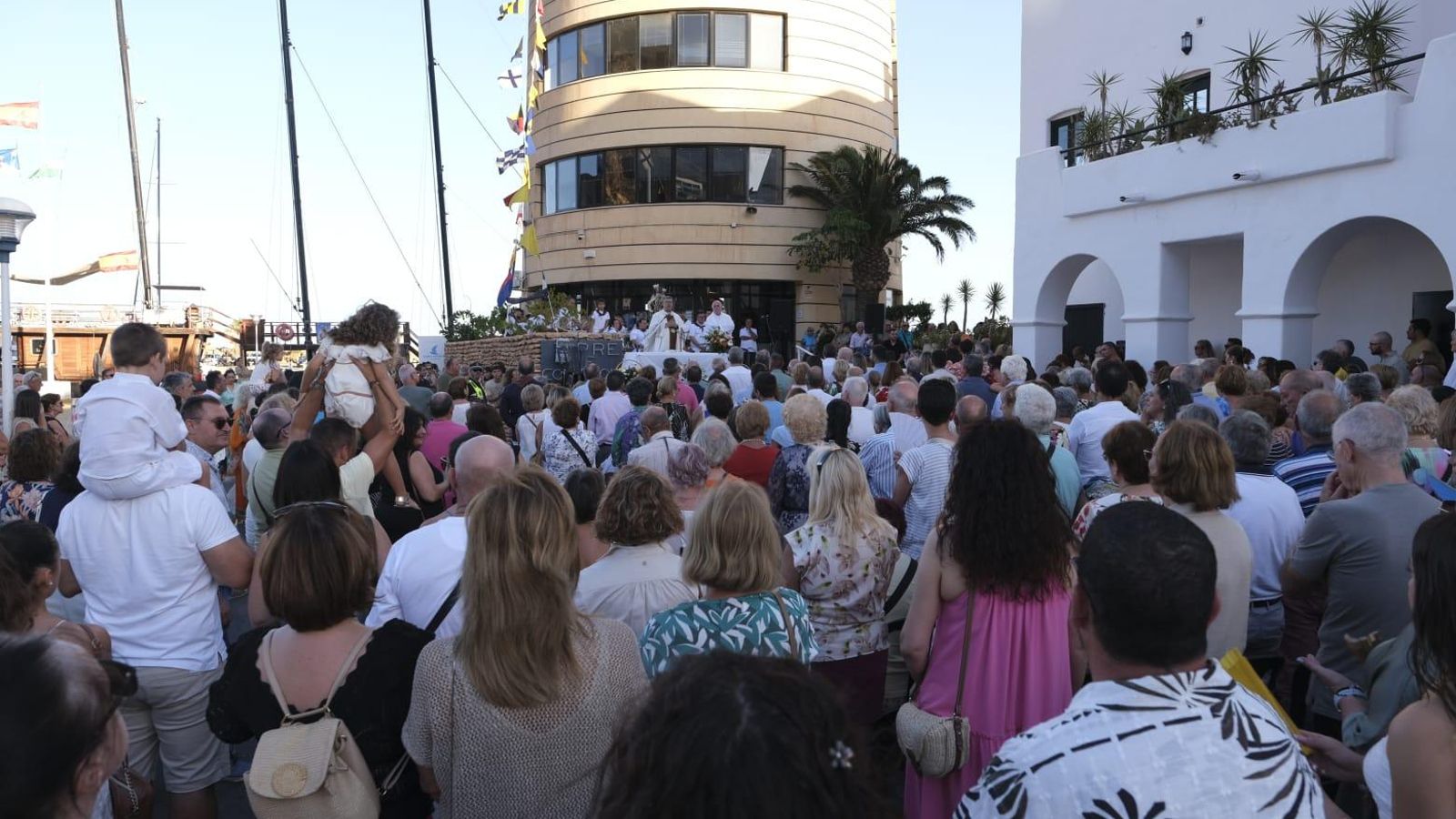 La Eucaristía tras la procesión congregó a cientos de personas en el Puerto de Aguadulce.