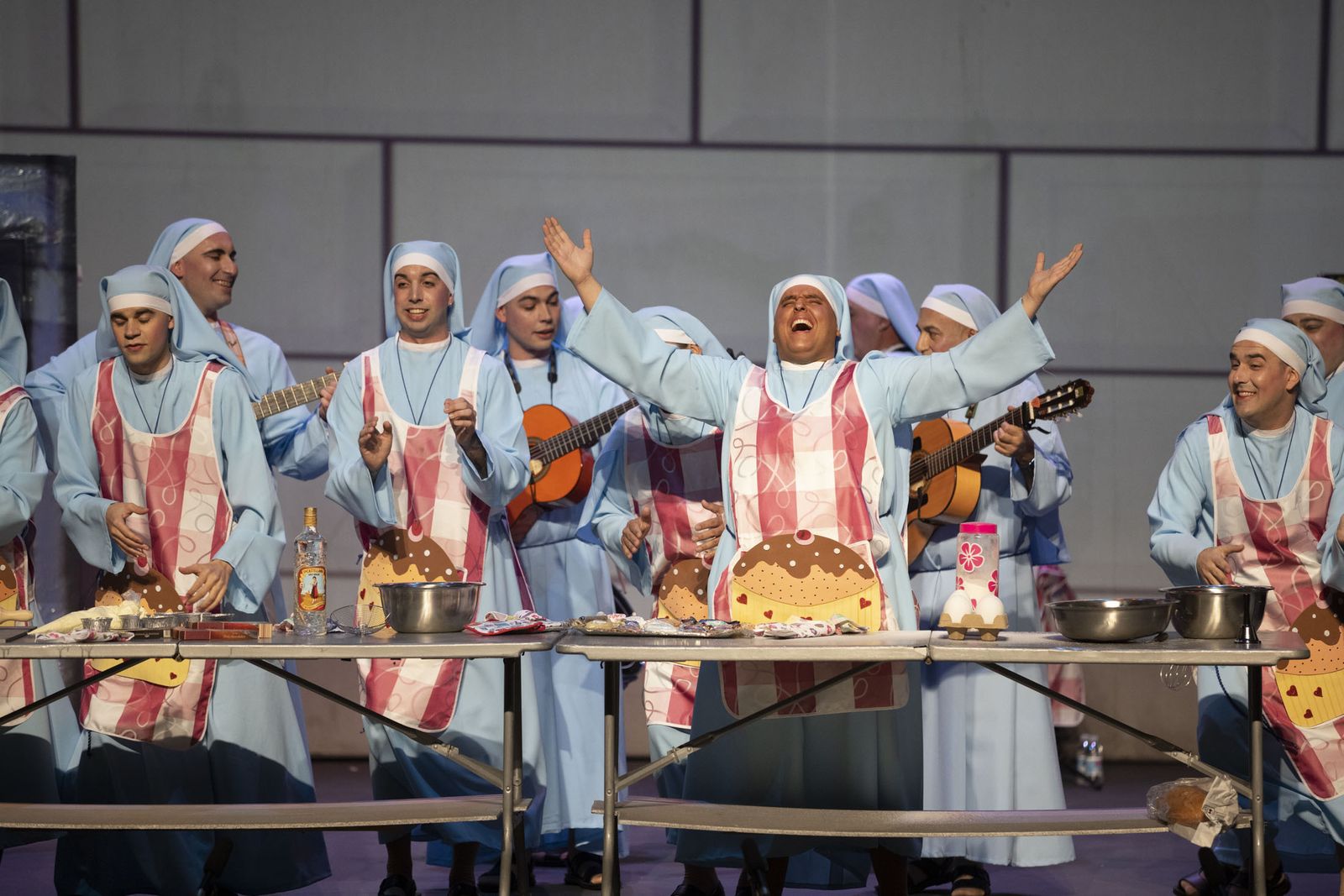 Imágenes de la actuación de la murga de Isla Cristina 'Las monjas 30 años de tradición' en el Carnaval Colombino