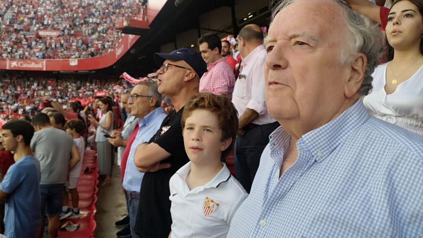 Garzón del Peral con su nieto José María en un partido del Sevilla.