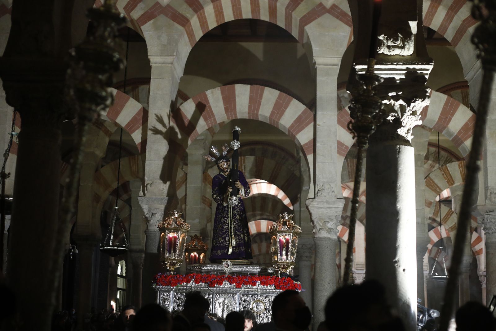 El vía crucis de las hermandades de Córdoba con el Señor del Calvario, en imágenes