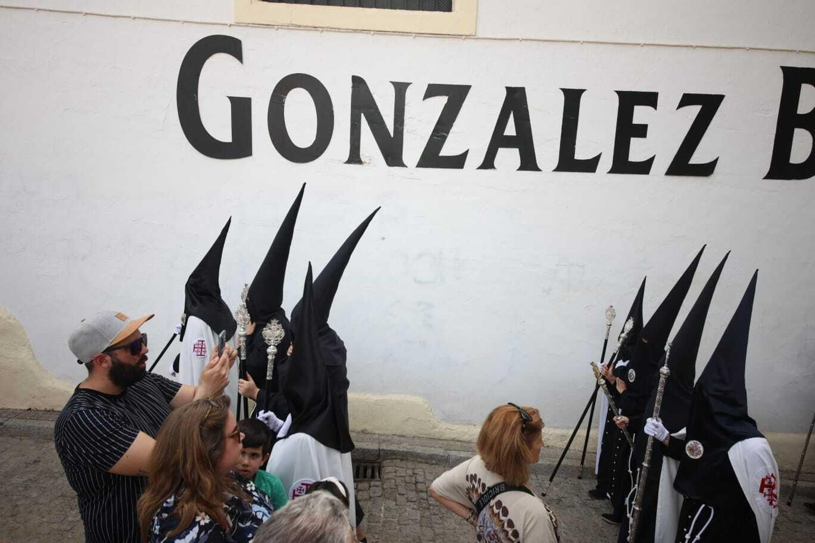 Las imágenes de la salida procesional de la hermandad del Resucitado.