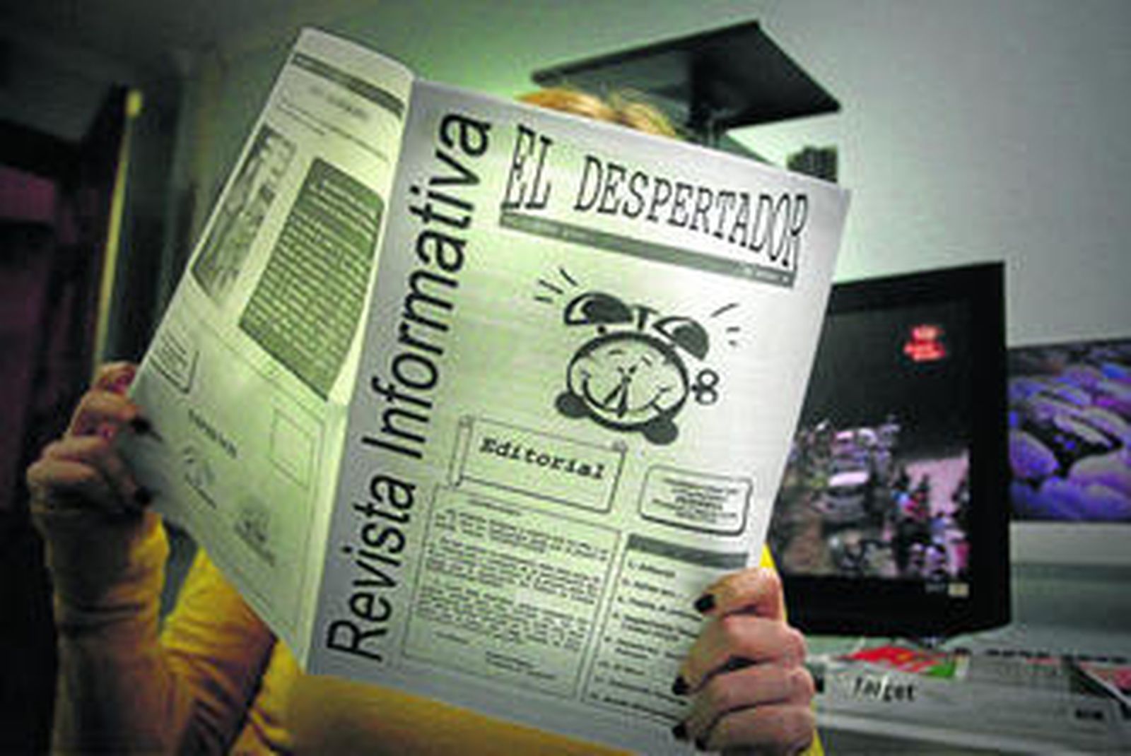 Una joven lee la revista 'El despertador' de la coordinadora antidroga Despierta.