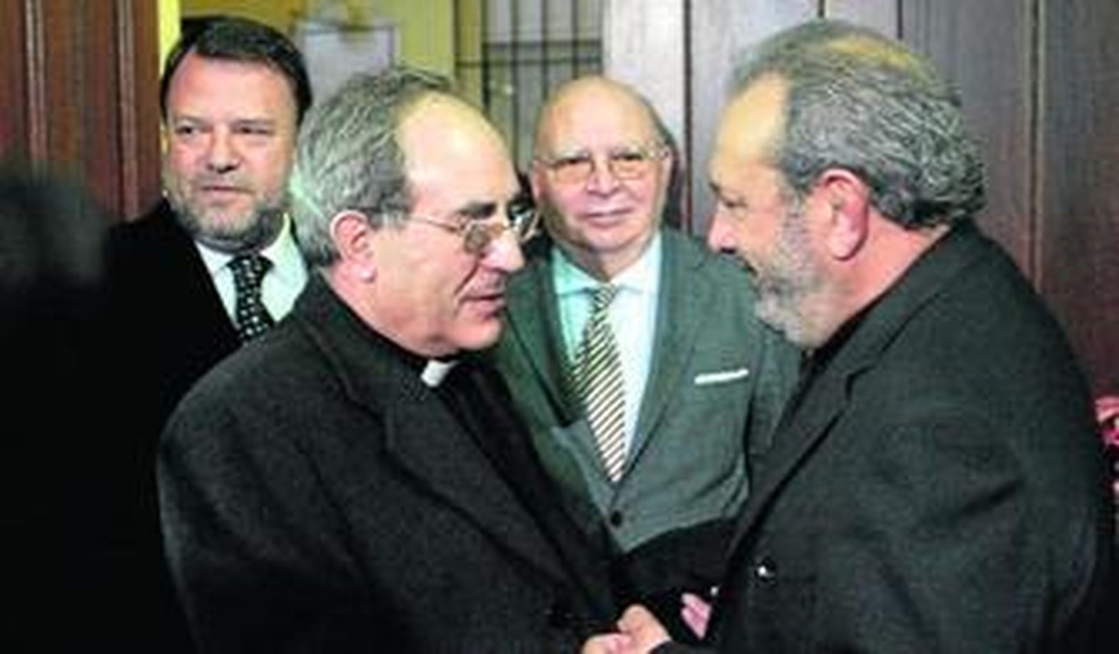 El arzobispo, Juan José Asenjo, saluda al pregonero, Antonio García Barbeito.