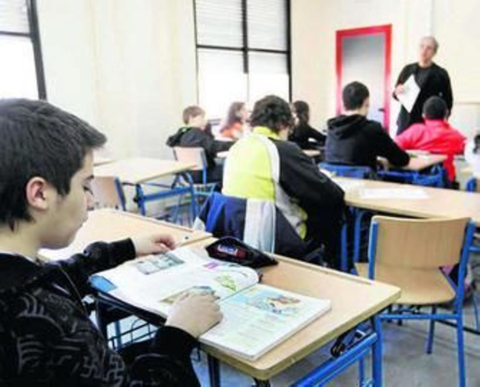 Un profesor imparte clase en un centro educativo.