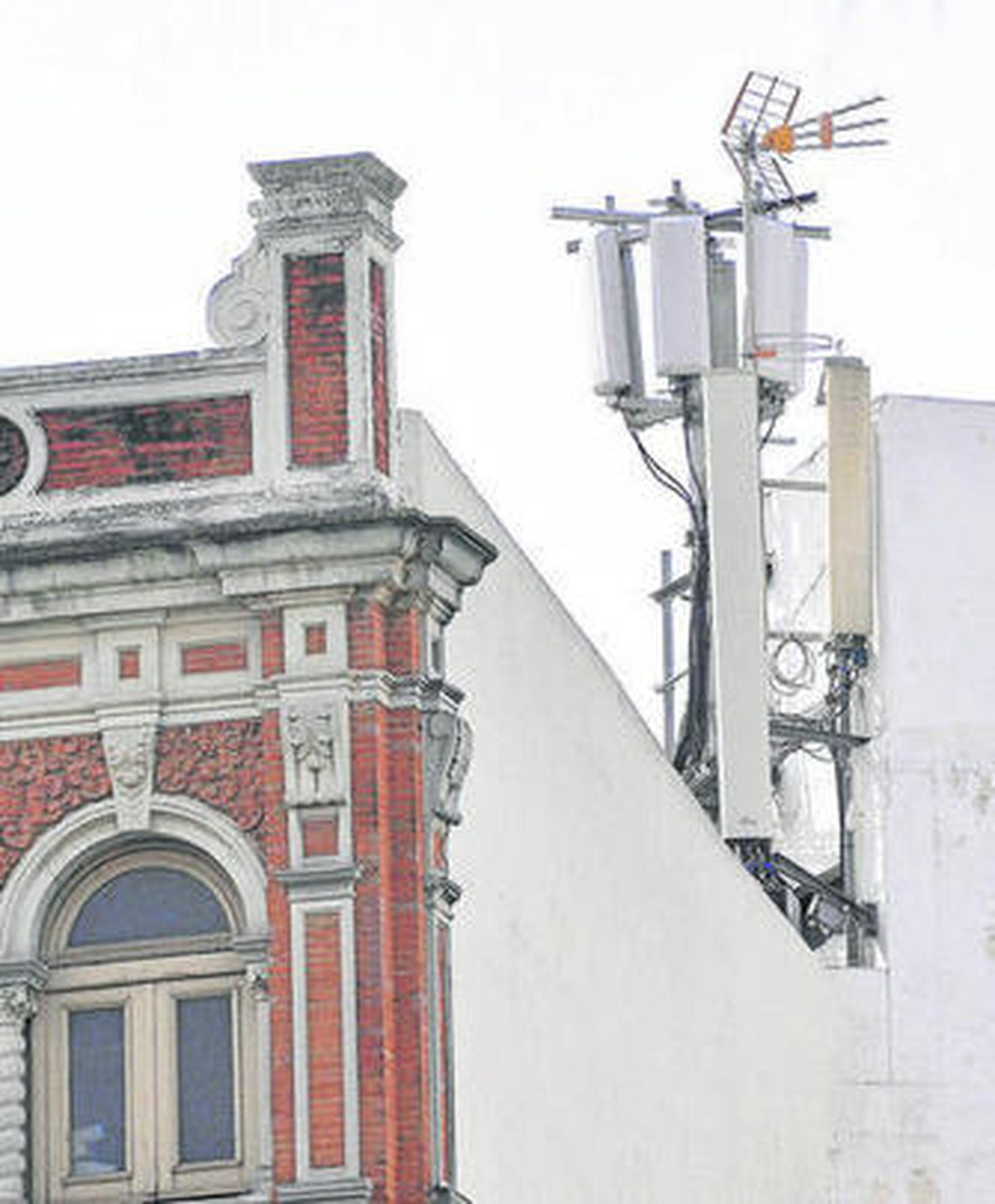 Antena de telefonía móvil en un edificio del centro.