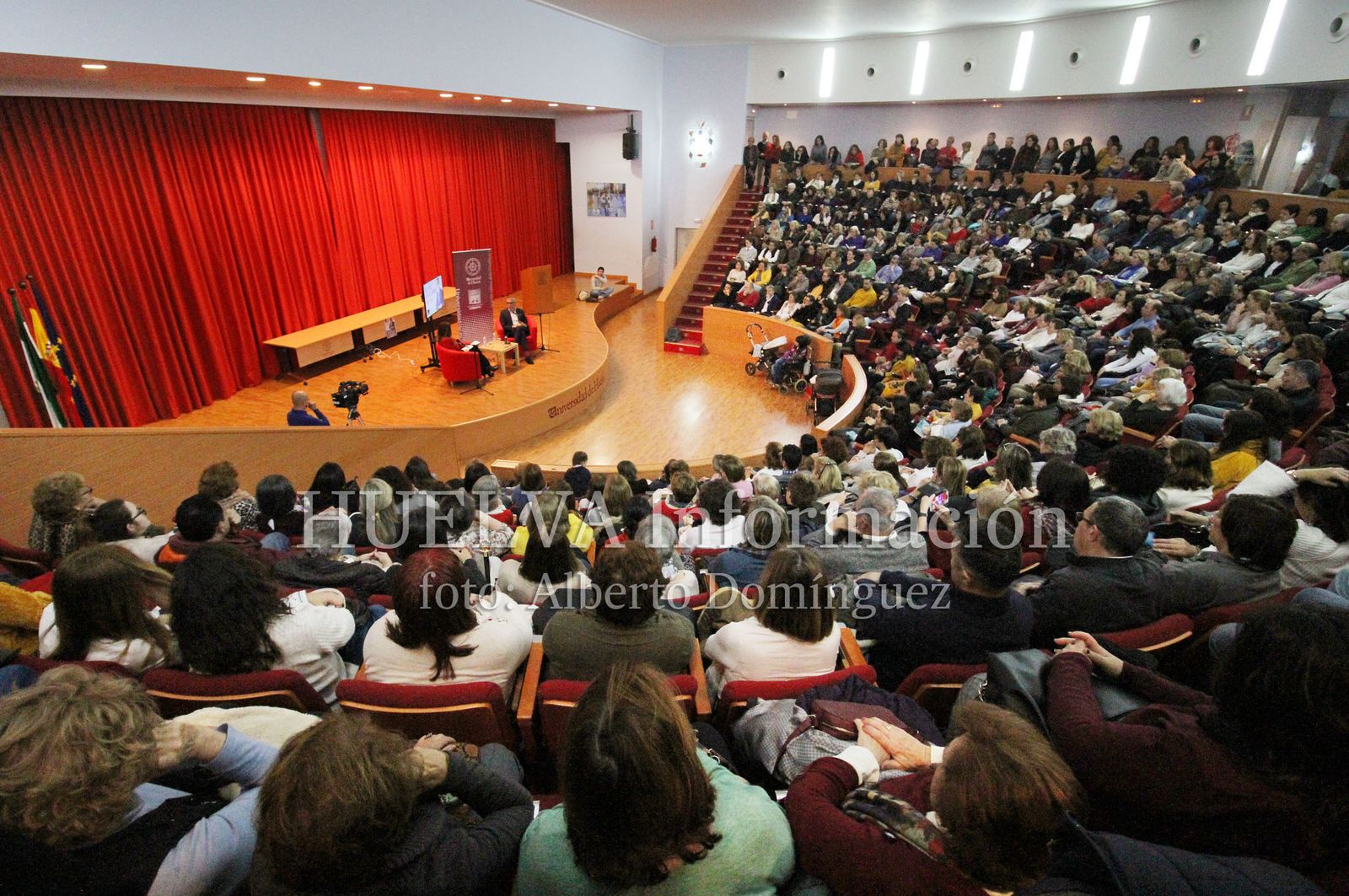 Boris Izaguirre presenta "Tiempo de Tormentas" en la Universidad de Huelva, en imágenes