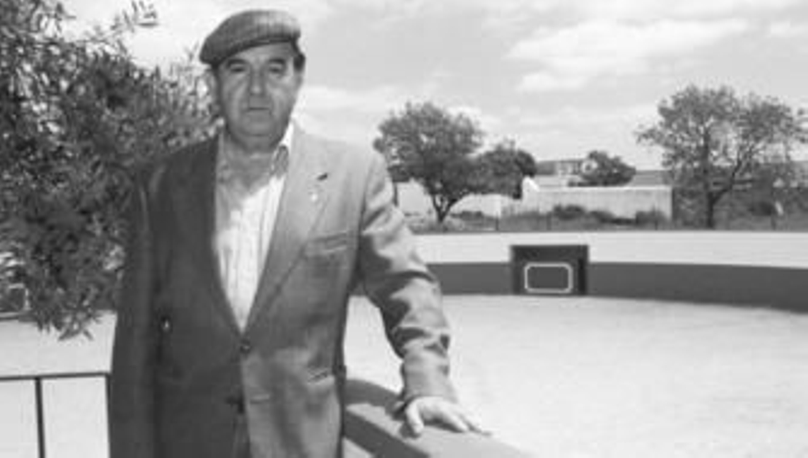 El ganadero Antonio Gavira posando en el placo de su plaza de tientas en la finca de Soto de Roma, en Los Barrios, después de un tentadero.