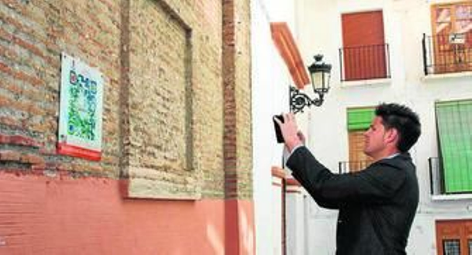 Los códigos se han instalado en la mayoría de los edificios emblemáticos del municipio.