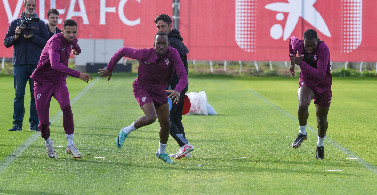 En-Nesyri, Lukébakio y Soumaré inician un sprint ante el preparador físico Pepe Conde.