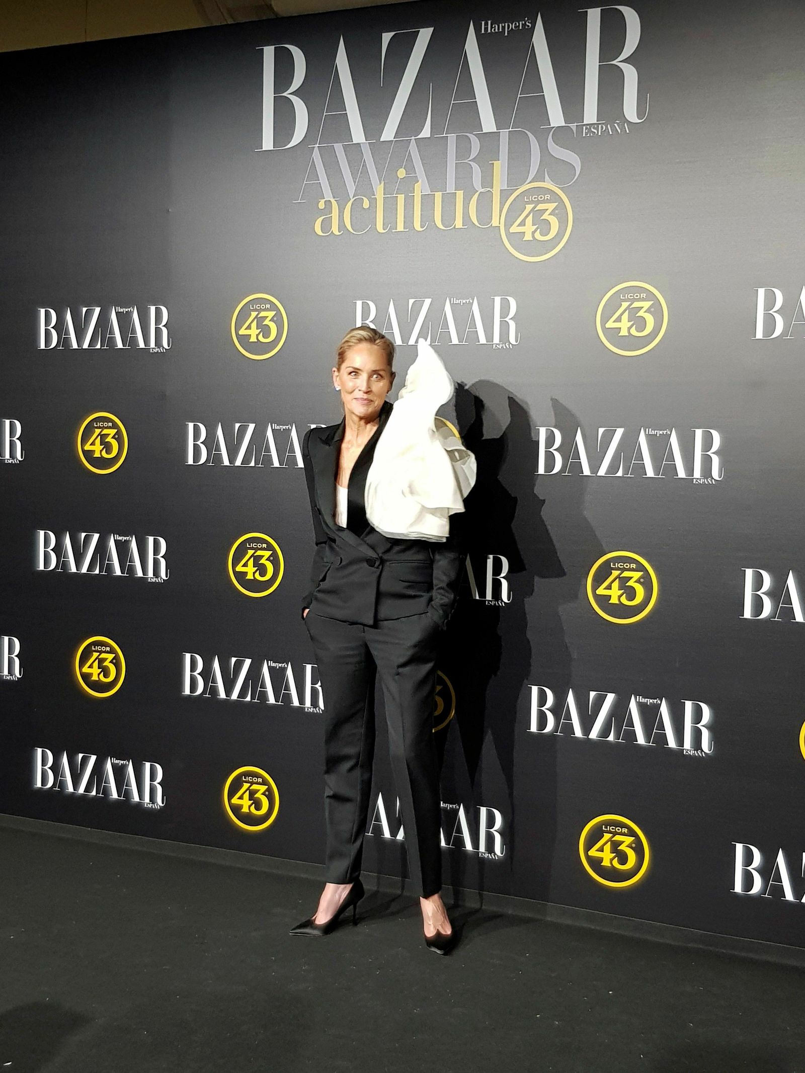 Sharon Stone, con un look 'total blanck' con gran volante blanco de Stephane Roland.