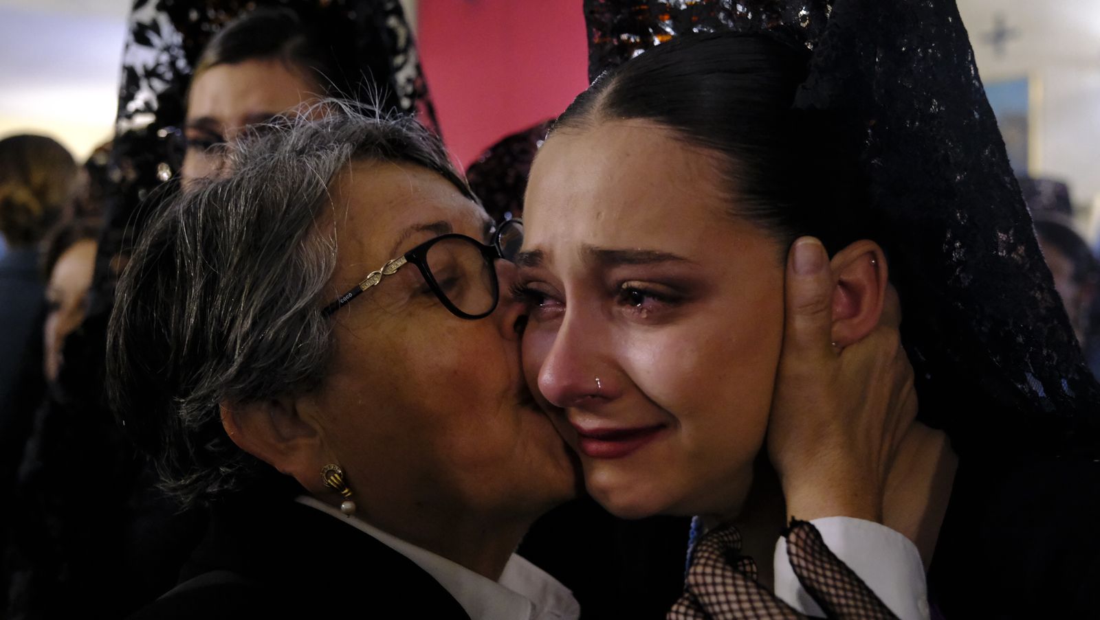 La Procesión de Los Ángeles de sobrepuso a la lluvia, en imágenes